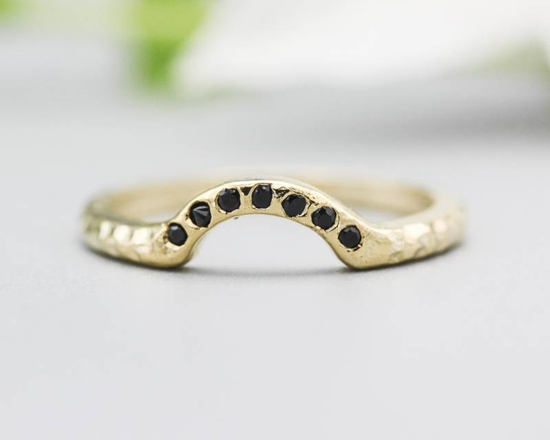 14K Gold Mit Hammer Textur Design-Bandring Winzigen 7 Schwarzen Spinell in Der Mitte von MetalStudioJewelry