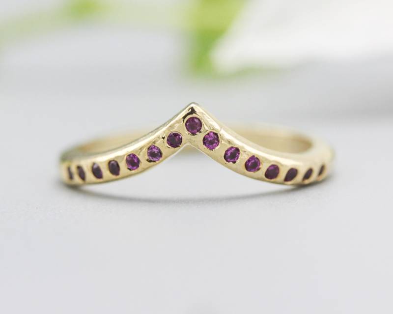 14K Gold Mit Holztextur Design-Bandring Winzigem 15 Rubin in Der Mitte von MetalStudioJewelry