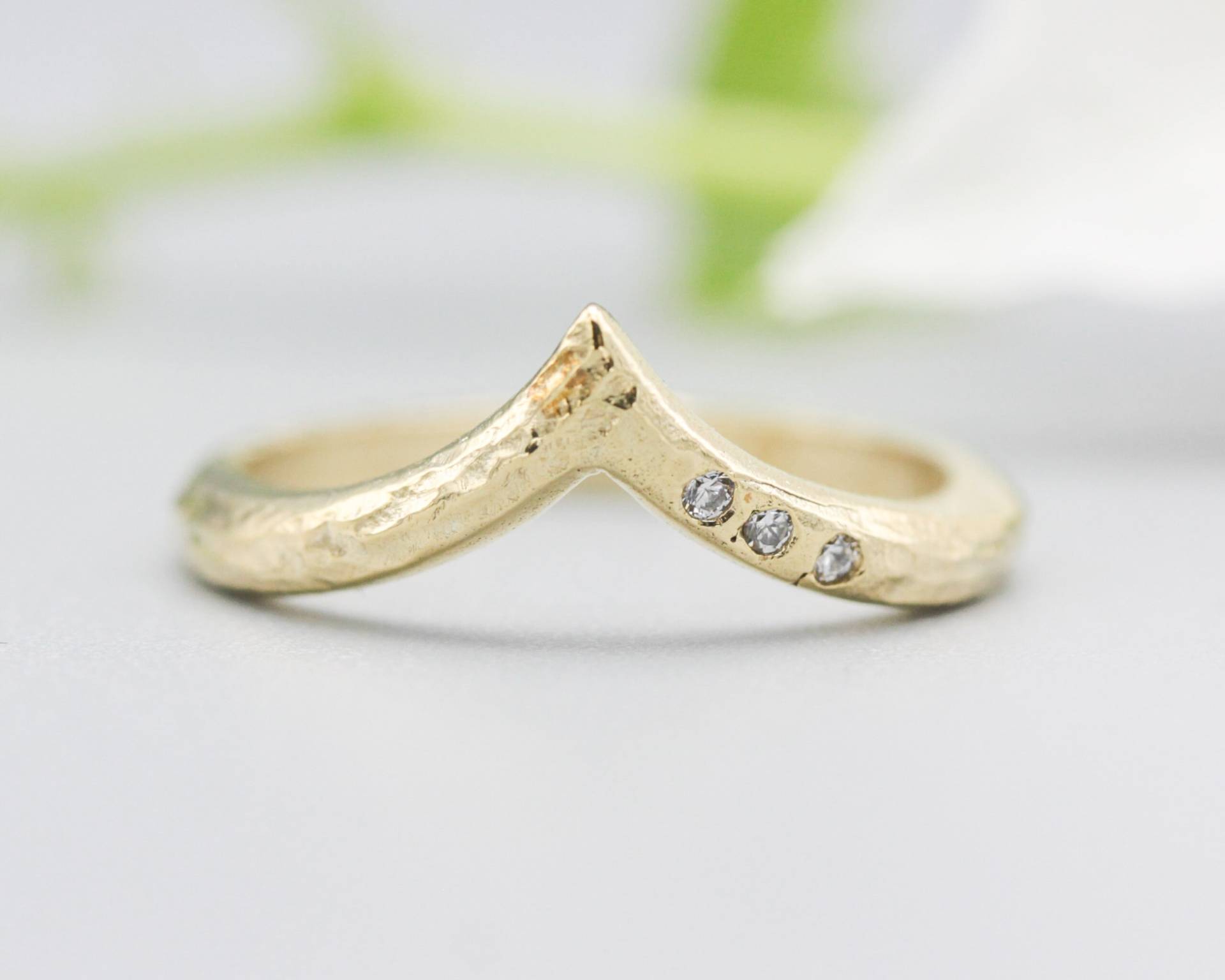 14K Gold Mit Holztextur Design-Bandring Winzigen 3 Diamanten Auf Der Seite von MetalStudioJewelry