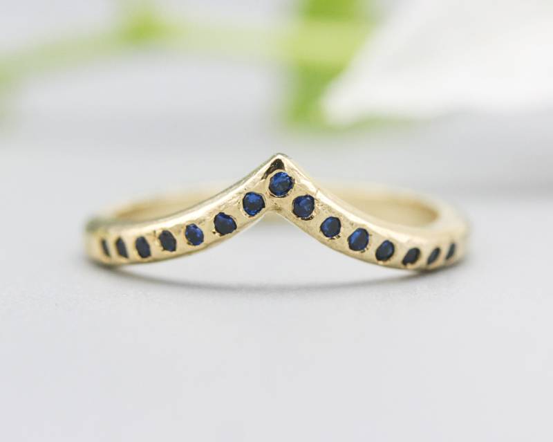 14K Gold Mit Linientextur Design-Bandring Winzigem 15 Blauen Saphir in Der Mitte von MetalStudioJewelry