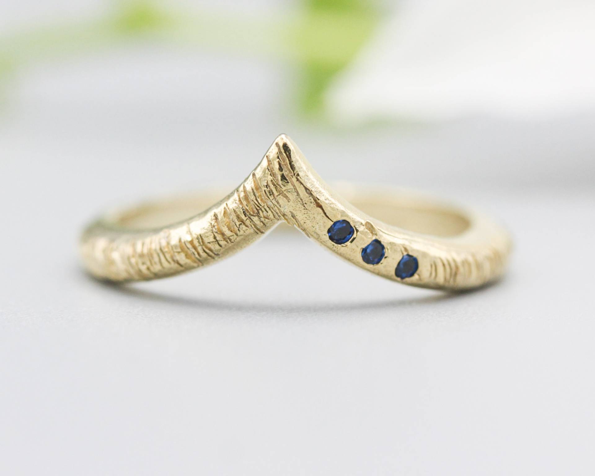 14K Gold Mit Linientexturdesign-Bandring Winzigen 3 Blauen Saphiren An Der Seite von MetalStudioJewelry