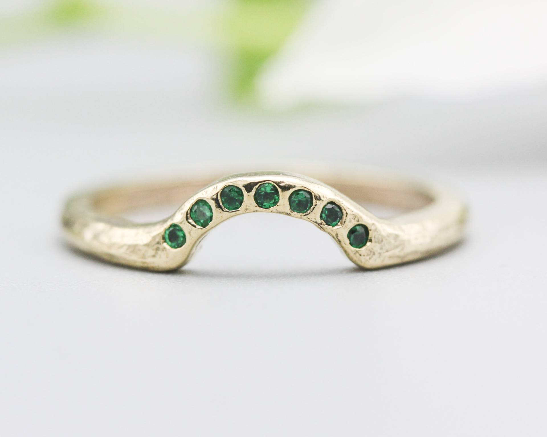 14K Gold Mit Linientextur-Design-Bandring Winziger 7 Smaragd in Der Mitte von MetalStudioJewelry