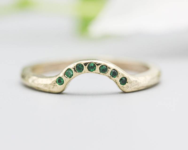 14K Gold Mit Linientextur-Design-Bandring Winziger 7 Smaragd in Der Mitte von MetalStudioJewelry