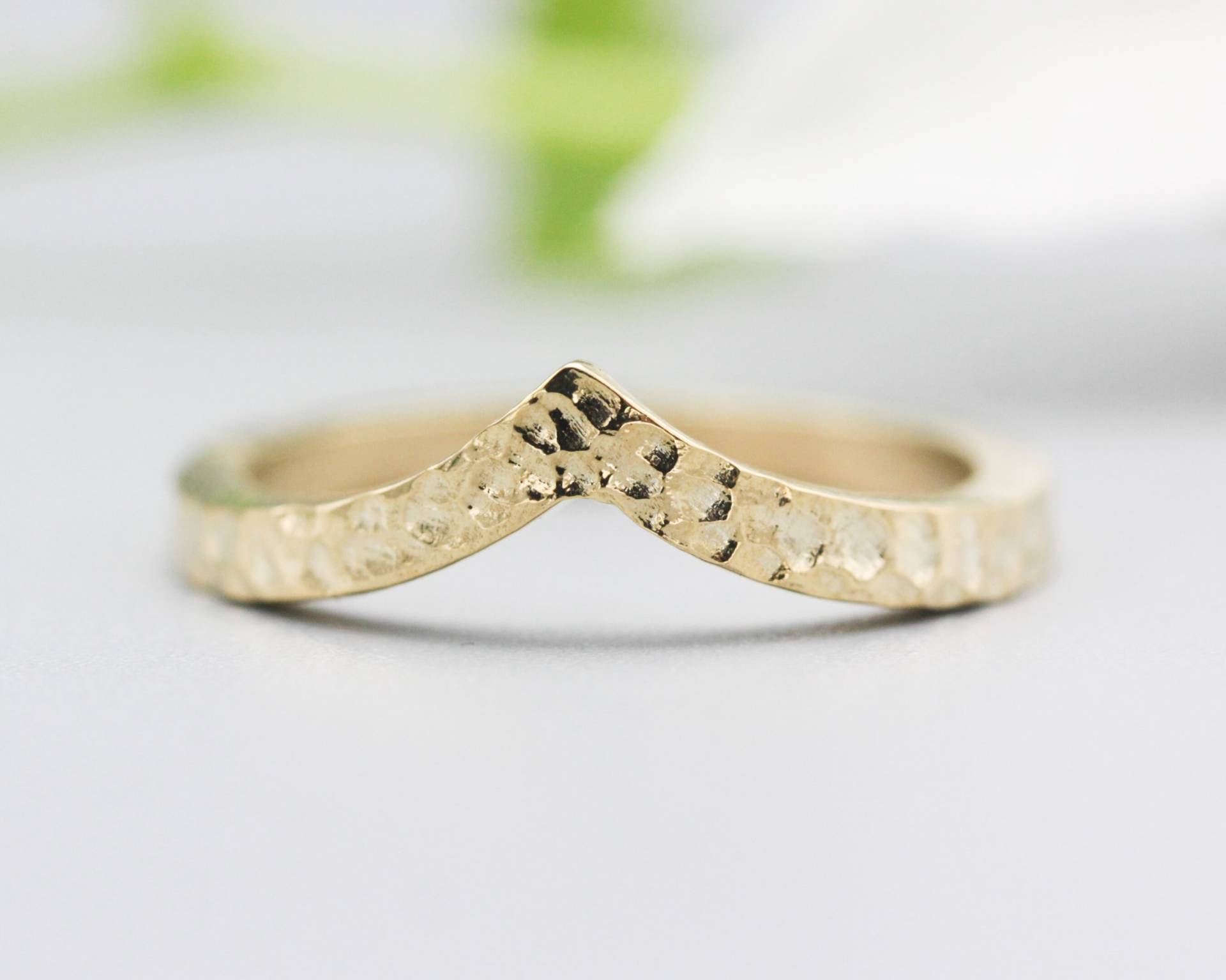 14K Goldkrone Designring Mit Hammer Textur Band, Goldring, Goldhochzeit, Verlobungsring, Versprechen Ring, Ehering von MetalStudioJewelry