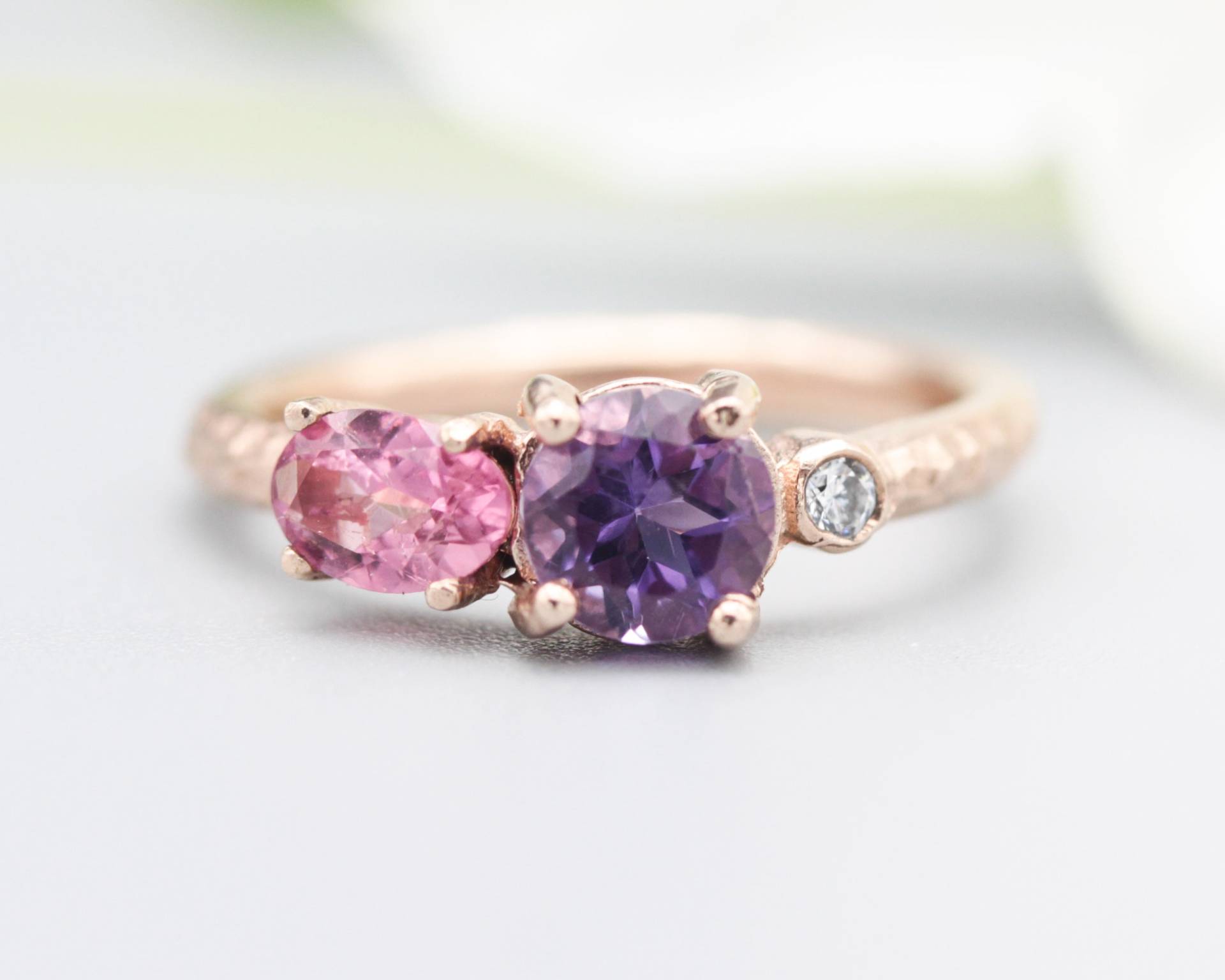 14K Roségold Trauring Mit Amethyst, Pink Turmalin, Diamant Edelstein in Zargenfassung von MetalStudioJewelry