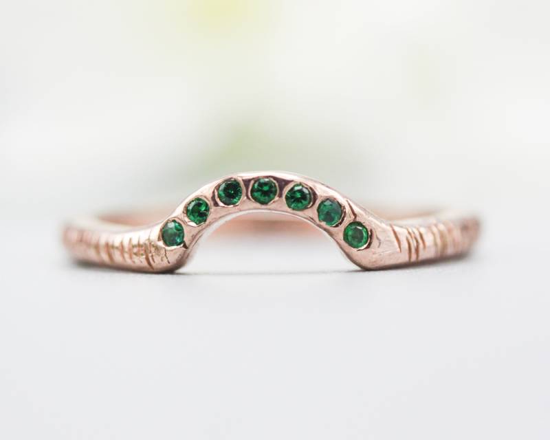 14K Roségold Mit Linientextur-Design-Bandring Winzigem Smaragd 7 in Der Mitte von MetalStudioJewelry