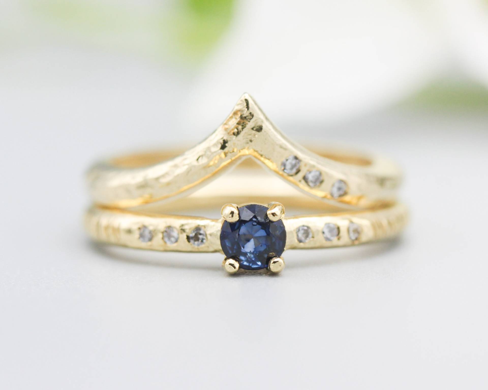 2Er Set Blauer Saphir Ring in Krappenfassung Mit Diamant Auf 14K Goldband Gesetzt Goldbandring Winzigen 3 Diamanten An Der Seite von MetalStudioJewelry