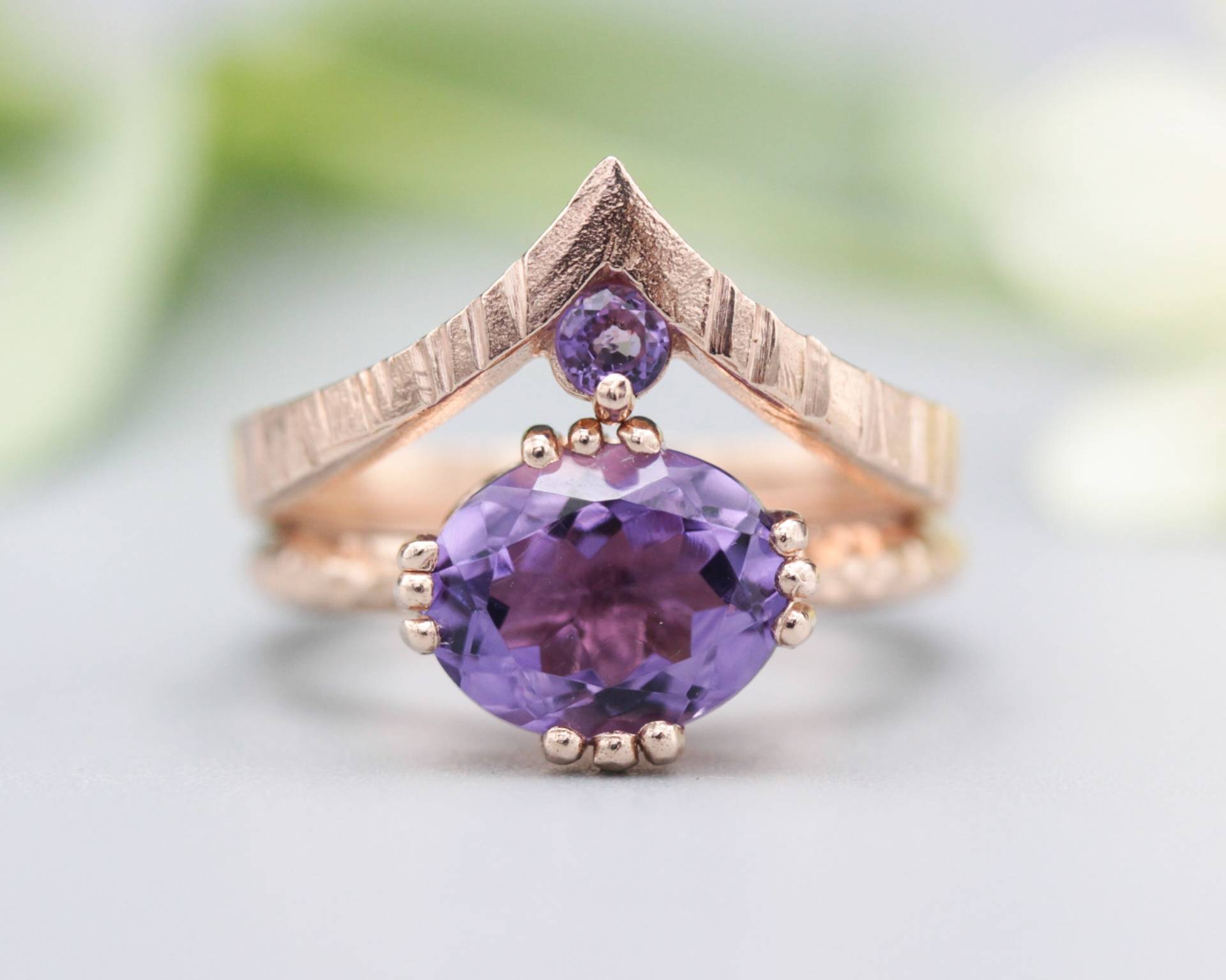 Lila Ton, Amethyst-Cocktailring Mit 14K Roségold-Textur-Design-Band Amethyst-Ring Roségold-Kronendesign von MetalStudioJewelry