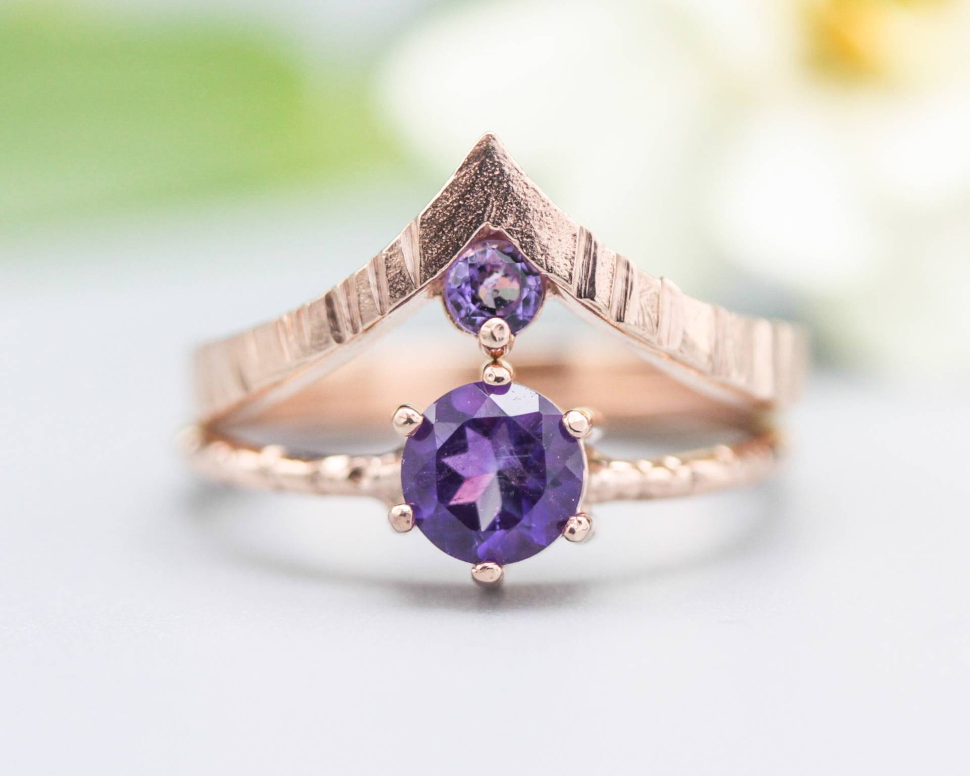 Set Von 2 Lila Ton, Amethyst Ring in Krappenfassung Mit 14K Rosegold Textur-Design-Band Kronen-Design von MetalStudioJewelry