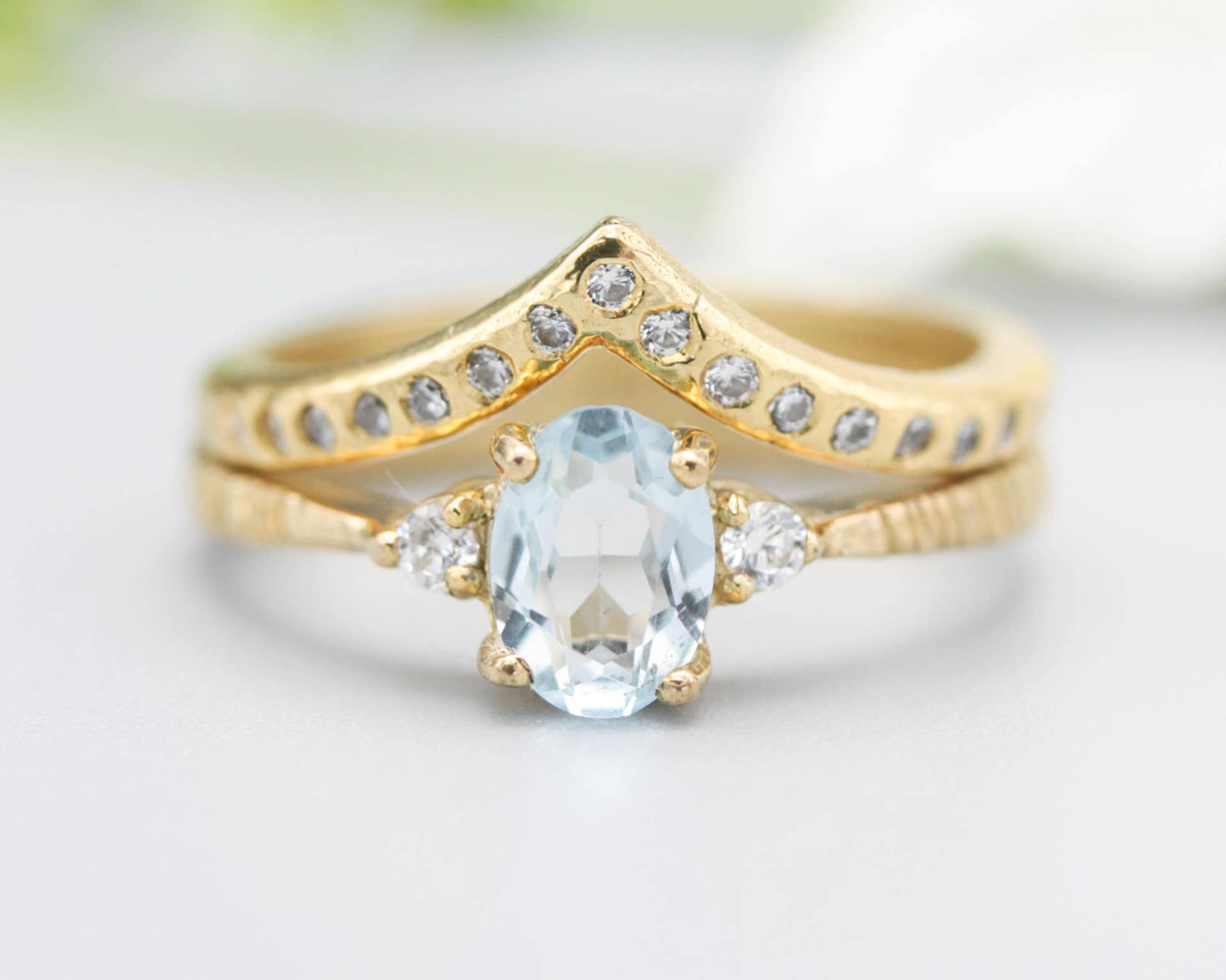 Set Aus 2 Ovalen Blauen Topasringen Und Diamantseite in Krappenfassung Mit 14K Goldband Besetzt Goldbandring Winzigem 15 Diamant von MetalStudioJewelry