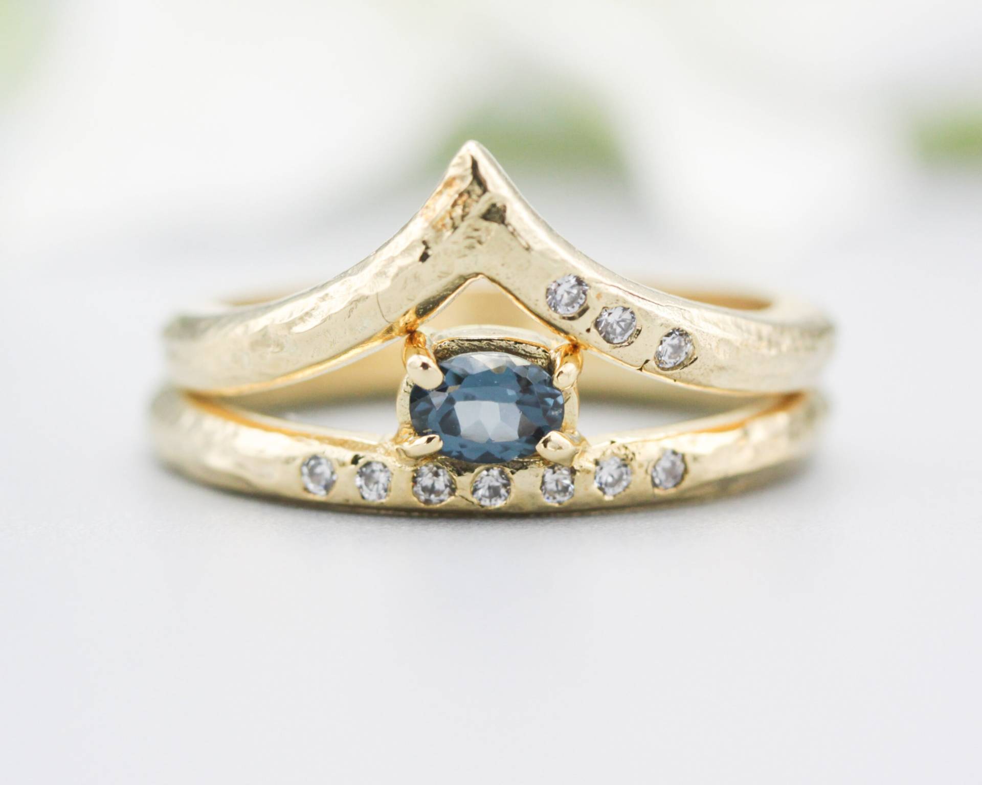 Set Aus 2 Ovalen Facettierten Blauen Saphir Ring Mit Diamant Auf 14K Goldband Goldbandring Winzigen 3 Diamanten An Der Seite von MetalStudioJewelry