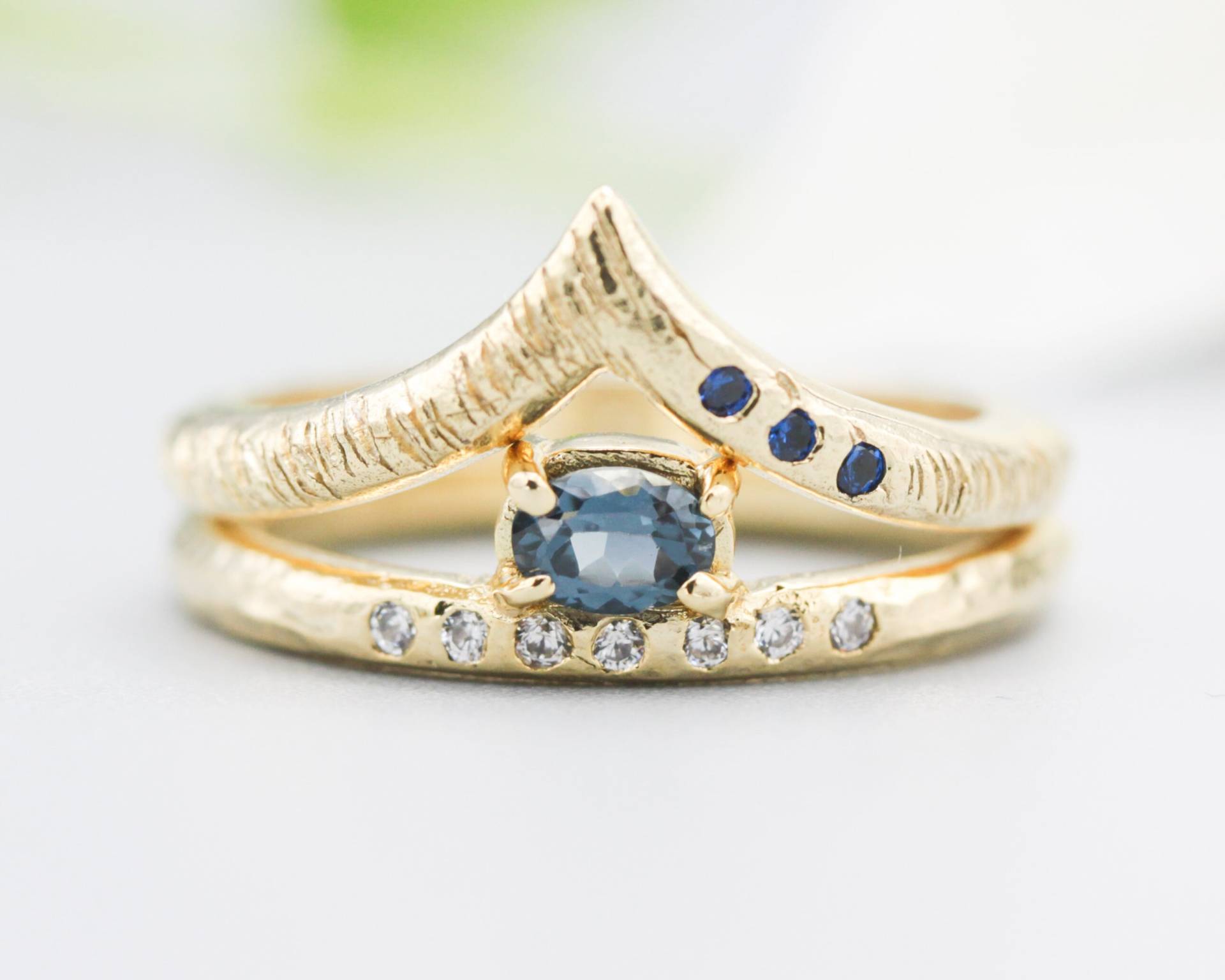 Set Von 2 Ovalen Facettierten Blauen Saphir Ring Mit Winzigen Diamanten Auf 14K Gold Band Besetzt 3 von MetalStudioJewelry