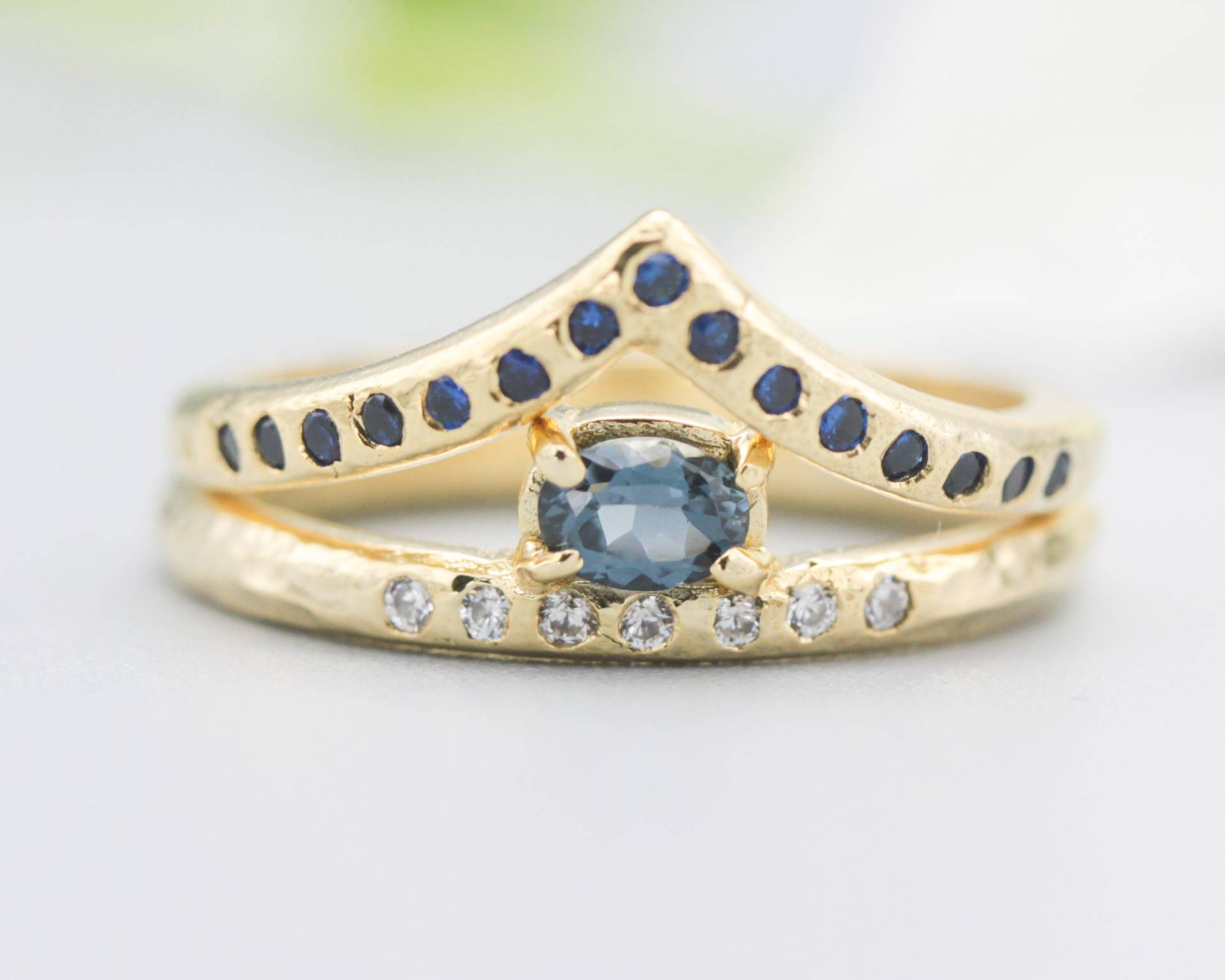 Set Von 2 Ovalen Facettierten Blauen Saphir Ring Mit Winzigen Diamanten Auf 14K Gold Band, Besetzt Bandring Und 15 von MetalStudioJewelry