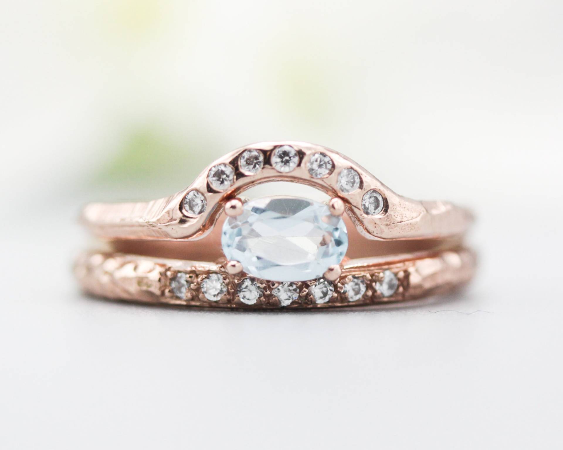 Set Von 2 Ovalen Facettierten Blauen Topas Ring Mit Winzigen Diamanten Auf 14K Roségold Band Roségoldring 7 in Der Mitte von MetalStudioJewelry