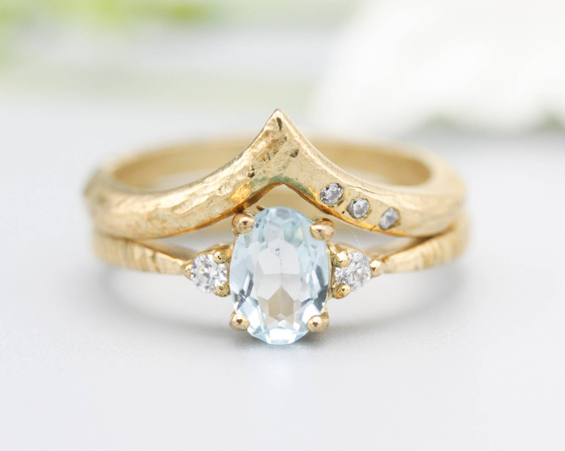 Set Von 2 Oval Facettierten Blauen Topas Ring Mit Kleinen Runden Diamanten Seitlich 14K Goldband Besetzt Winzigen 3 von MetalStudioJewelry