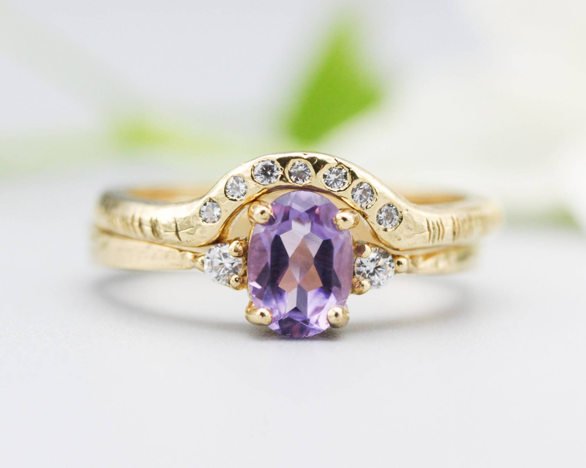 Set Von 2 Ovalen Facettierten Amethyst Ring Mit Winzigen Runden Diamanten Seitlich Besetzt 14K Goldbandring 7 in Der Mitte von MetalStudioJewelry