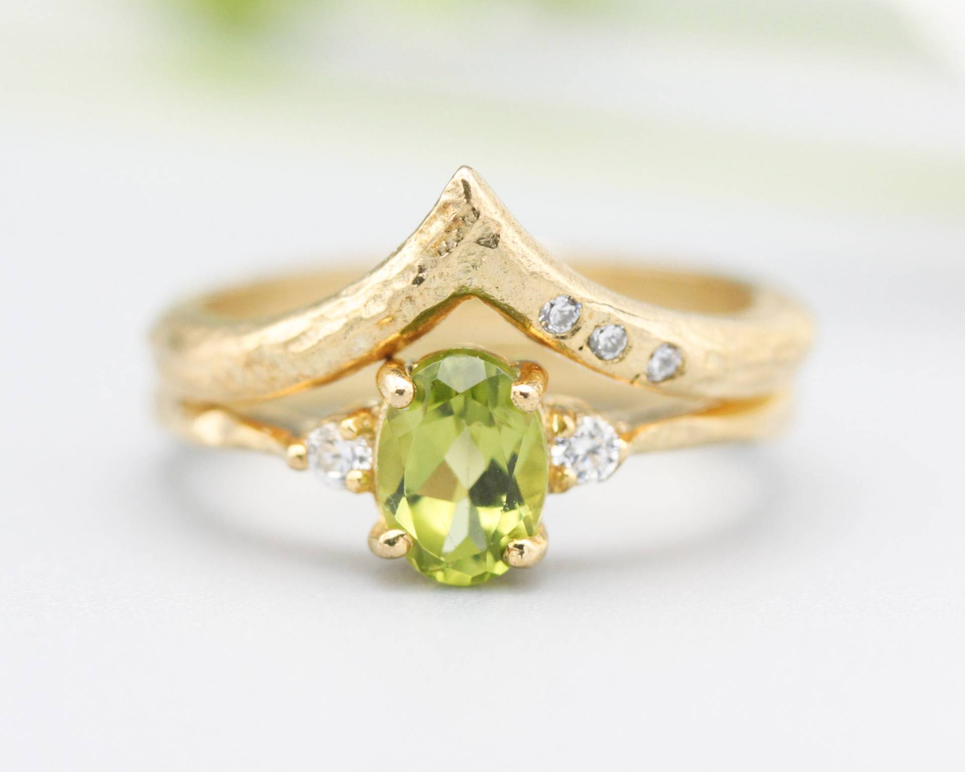 Set 2 Oval Facettierten Peridot Ring Mit Kleinen Runden Diamanten Seitlich 14K Goldband Besetzt Winzigen 3 von MetalStudioJewelry