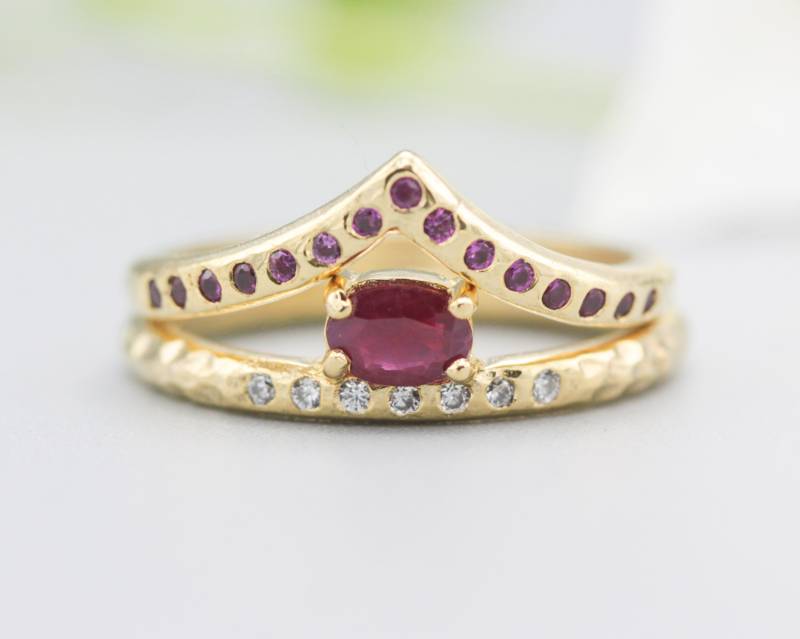 Set Mit 2 Ovalen Facettierten Rubinring Winzigen Diamanten Auf 14K Goldband Besetzt Goldbandring Und Winzigem 15 Rubin in Der Mitte von MetalStudioJewelry