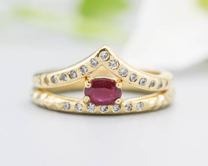 Set Aus 2 Ovalen Facettierten Rubinring Und Diamanten Auf 14K Goldband Mit Gold Hammer Textur Design Bandring Winzigen 15 von MetalStudioJewelry