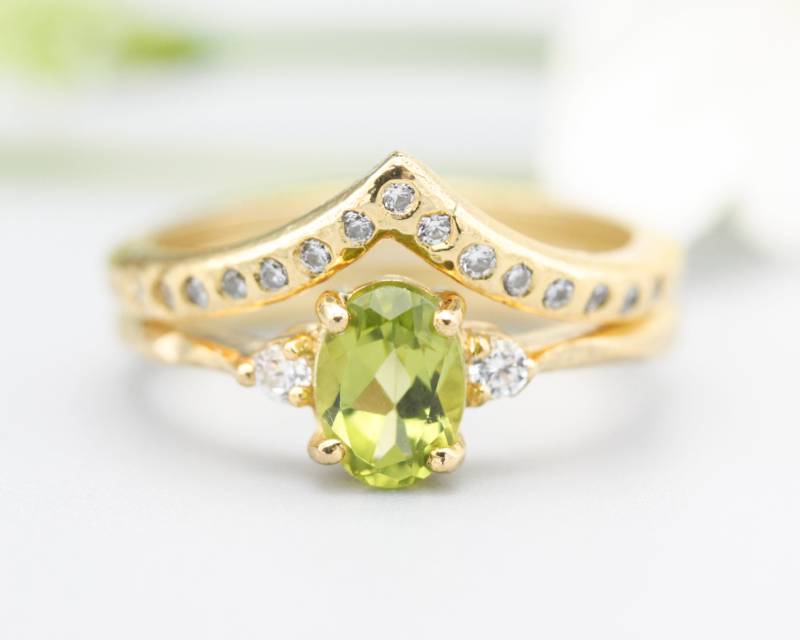 Set Aus 2 Ovalen Peridot Ringen Und Diamant Seitlich in Krappenfassung Mit 14K Goldband Besetzt Goldbandring Winzigem 15 von MetalStudioJewelry