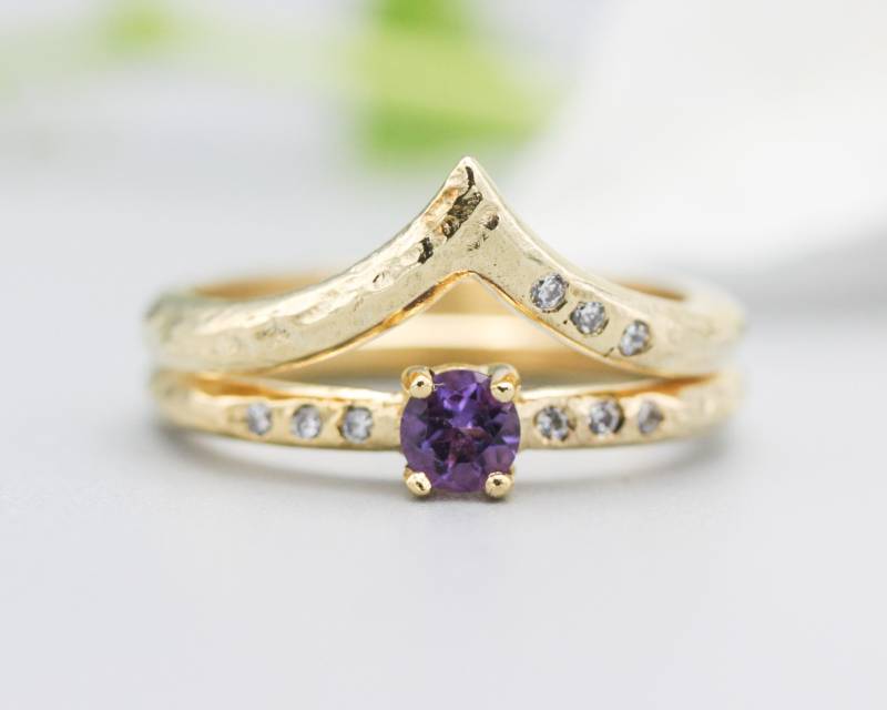 2Er Set Runder Amethystring in Krappenfassung Mit Diamant Auf 14K Goldband Gesetzt Goldbandring Winzigen 3 Diamanten An Der Seite von MetalStudioJewelry