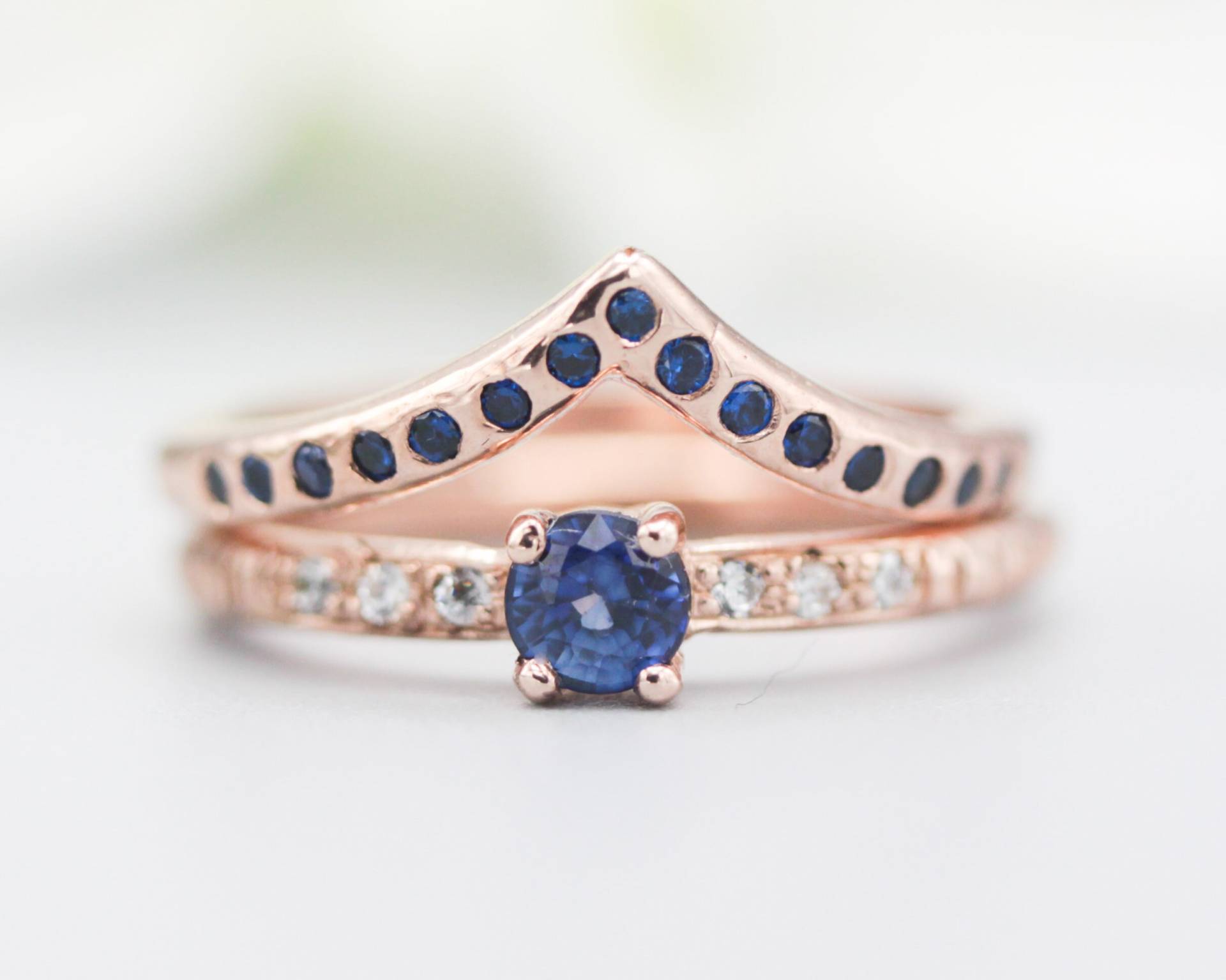 2Er Set Rund Facettierter Blauer Saphir Ring Mit Winzigen Diamanten Auf 14K Roségold Band Besetzt Roségoldring 15 Blauen Saphiren von MetalStudioJewelry