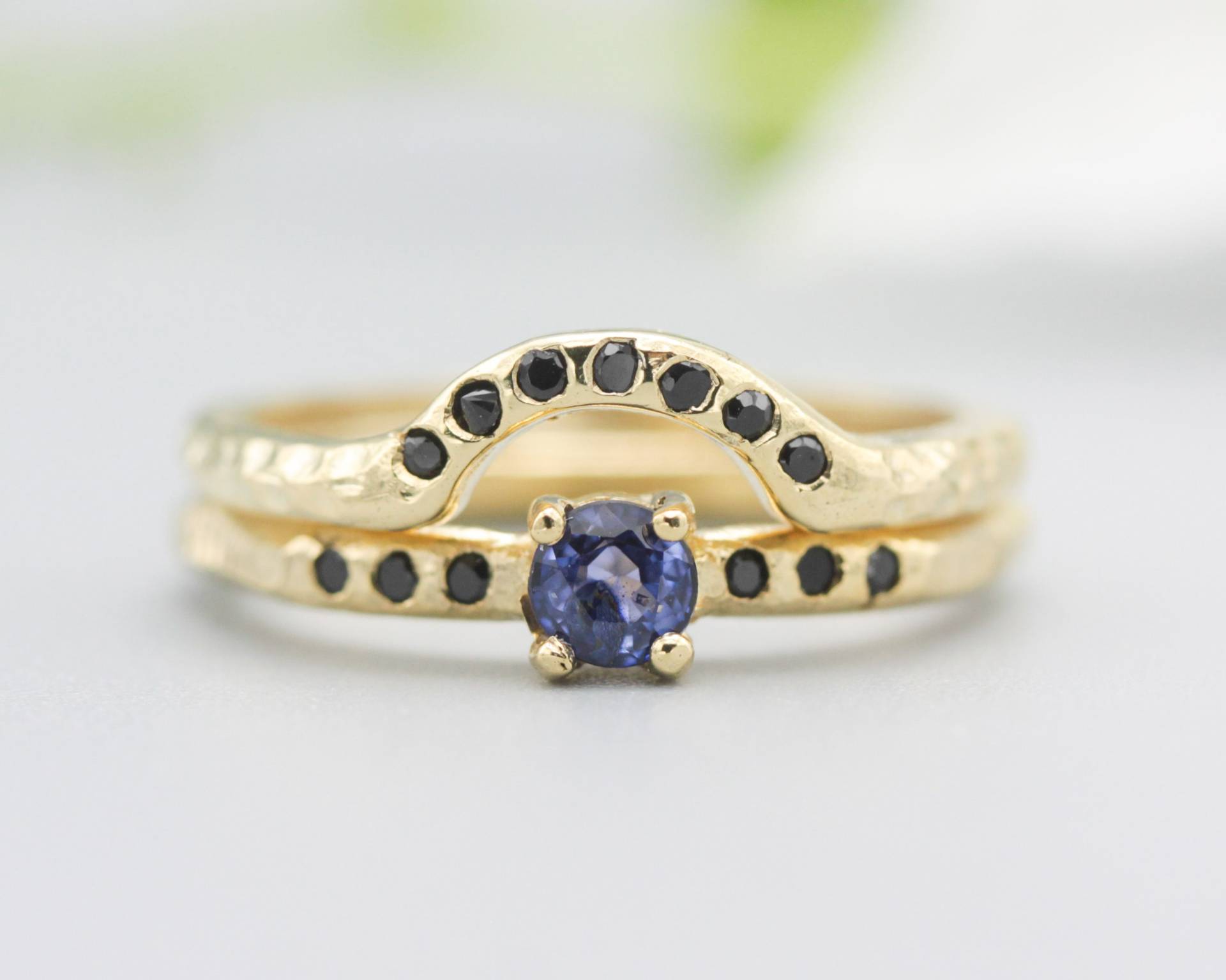 Set Von 2 Runden Facettierten Blauen Saphir Ring Und Winzigen Schwarzen Spinell Auf 14K Goldband Besetzt Mit Goldbandring 7 von MetalStudioJewelry