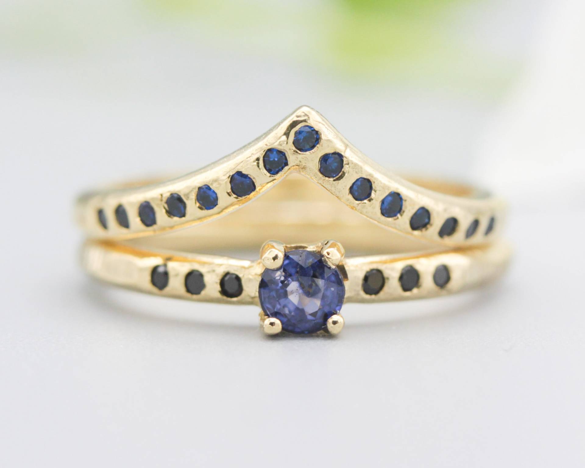 Set Von 2 Runden Facettierten Ring Mit Blauem Saphir Und Kleinem Schwarzen Spinell Auf 14K Goldband, Besetzt Goldbandring Winzigem 15 von MetalStudioJewelry