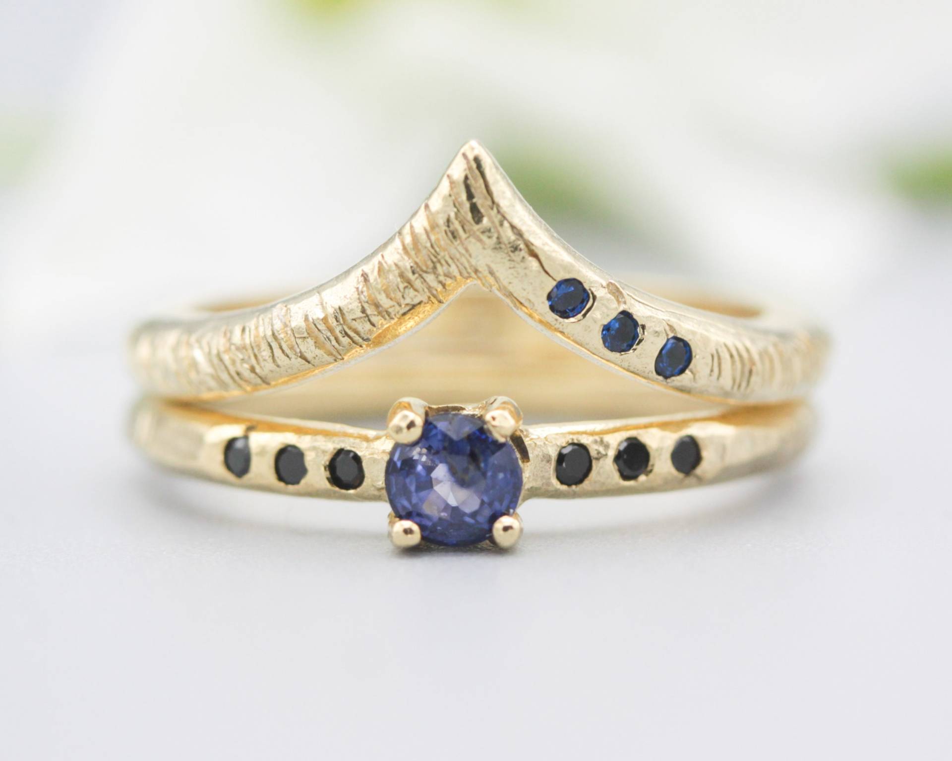 2Er Set Rund Facettierter Blauer Saphirring Und Kleiner Schwarzer Spinell Auf 14K Goldband Besetzt Mit Goldbandring 3 Winzigen Blauen Saphir von MetalStudioJewelry