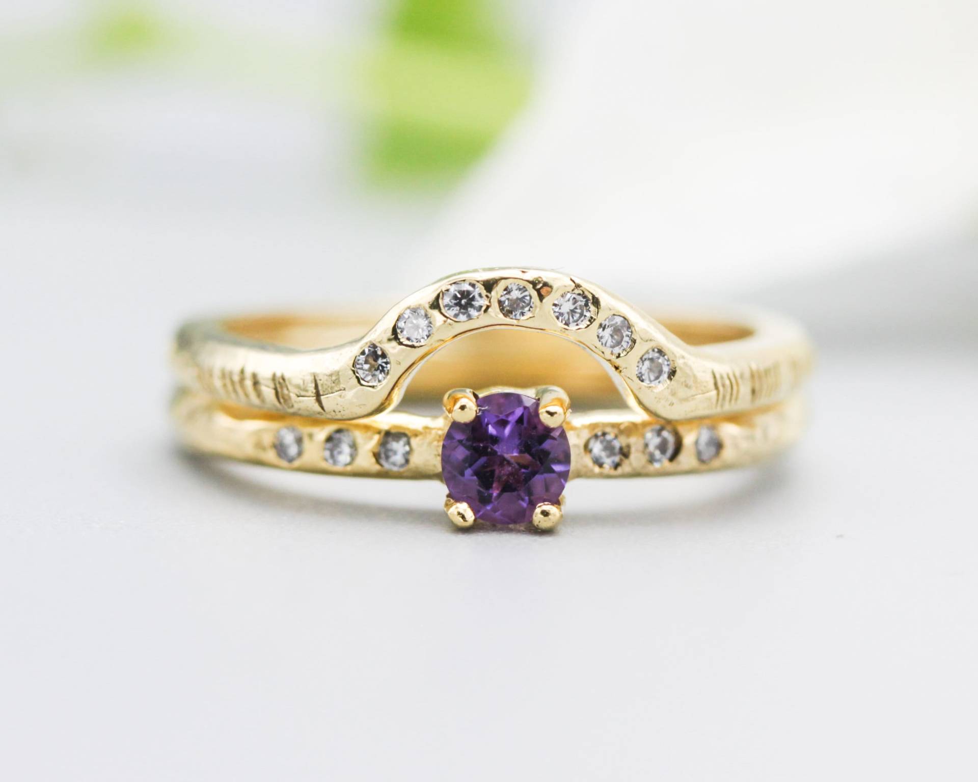 Runde Facettierte Amethyst Ring Mit Winzigen Diamanten Auf 14K Gold-Band Gold-Bandring 7 in Der Mitte von MetalStudioJewelry