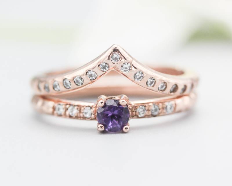 2Er Set Runder Facettierter Amethystring Mit Winzigen Diamanten Auf 14K Roségoldband Besetzt Roségoldring 15 Brillanten in Der Mitte von MetalStudioJewelry
