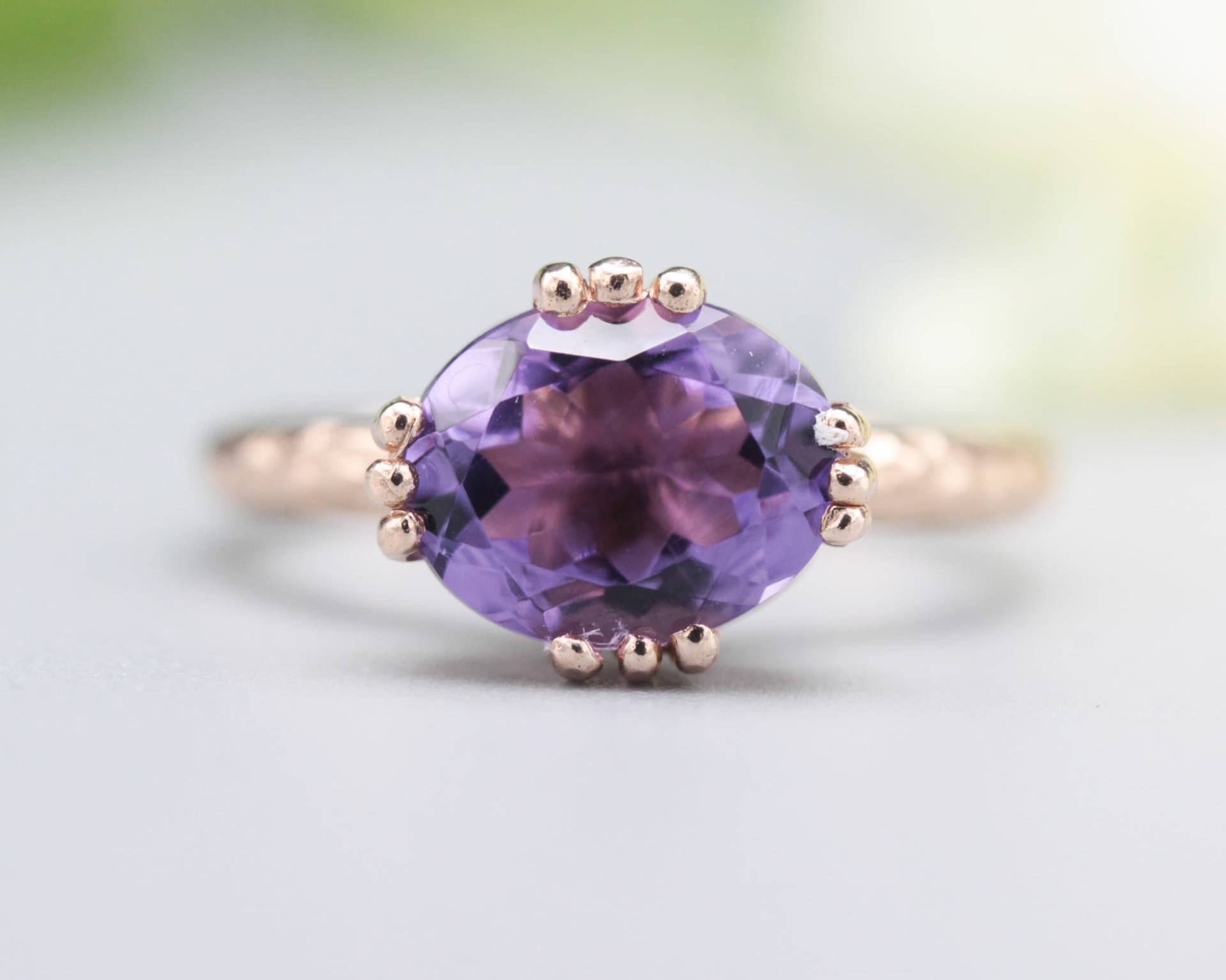 Amethyst-Cocktailring in Krappenfassung Mit 14K Rosegold Textur Design Band von MetalStudioJewelry