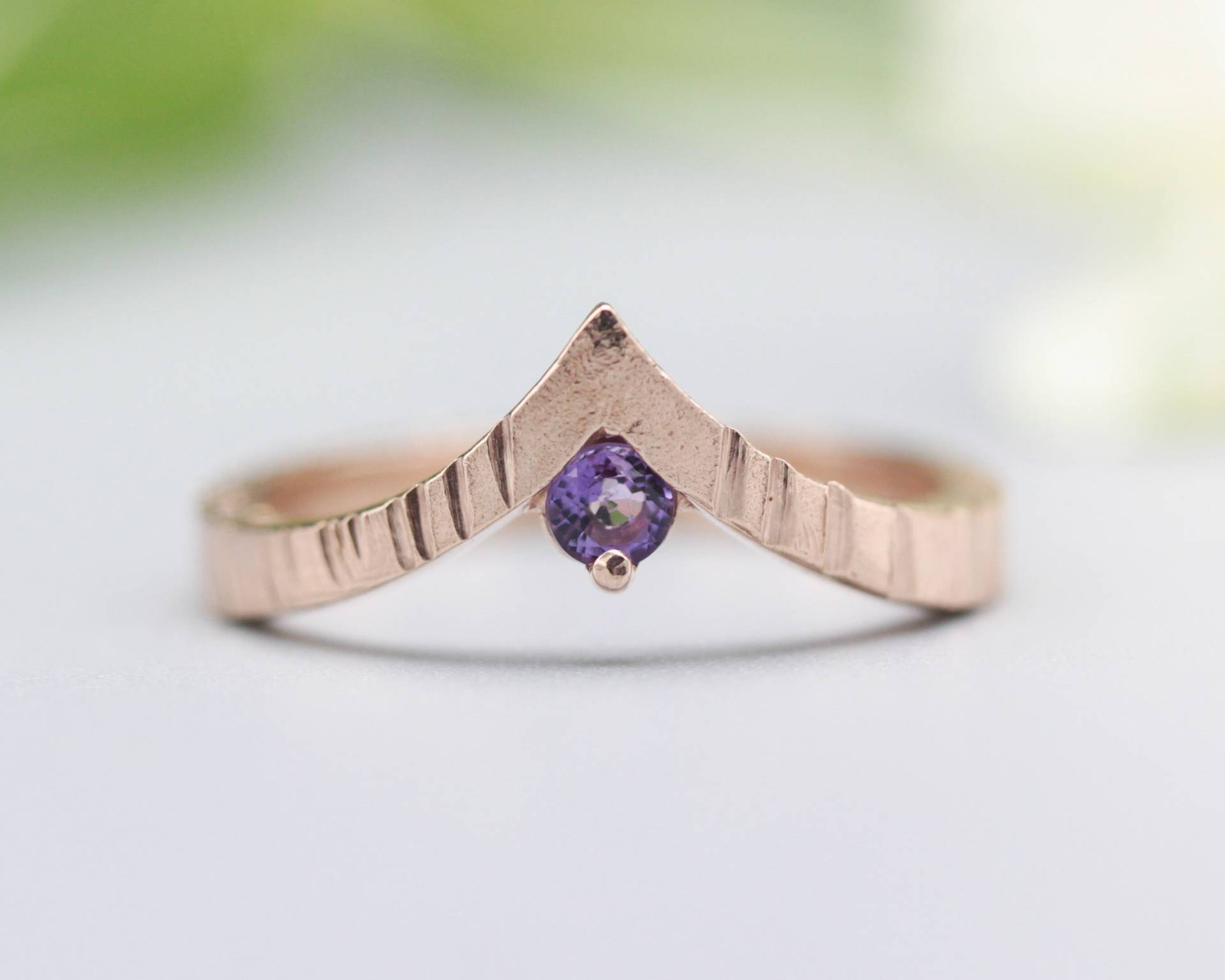 Amethyst Ring 14K Rose Gold Krönchen-Design Mit Linie Textur Band von MetalStudioJewelry