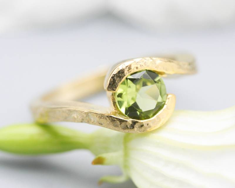 Überbrückungs-stil Ring 14K Gold Holz Textur-Design Mit Runden Facettierten Peridot in Der Mitte von MetalStudioJewelry