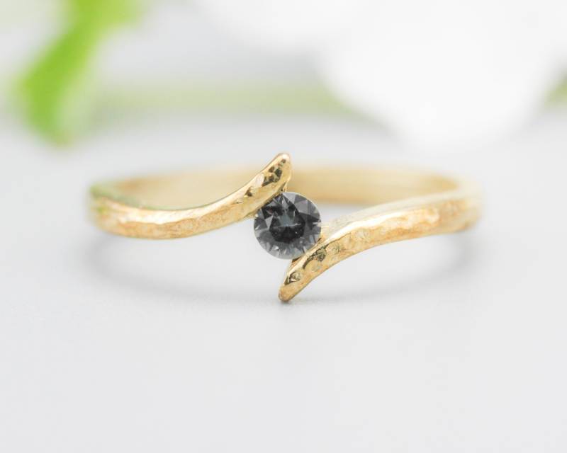 Überbrückungsring-stilring 14K Gold Mit Rundem Multi Grauem Saphir in Der Mitte, Goldring, Gold, Saphir, Grauer Saphirring von MetalStudioJewelry