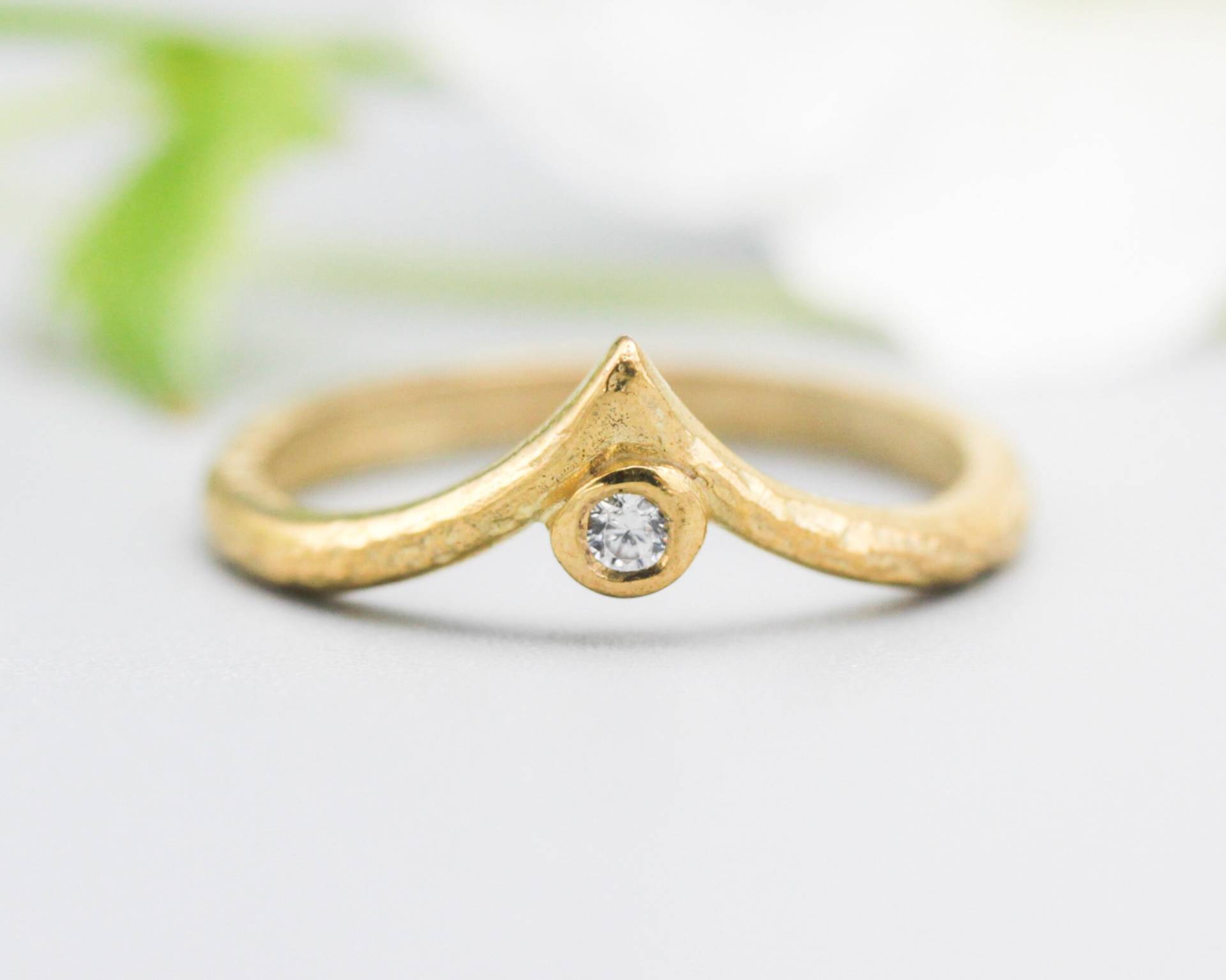 Diamantring Aus 585Er Gold Im Kronendesign Mit Holztextur von MetalStudioJewelry