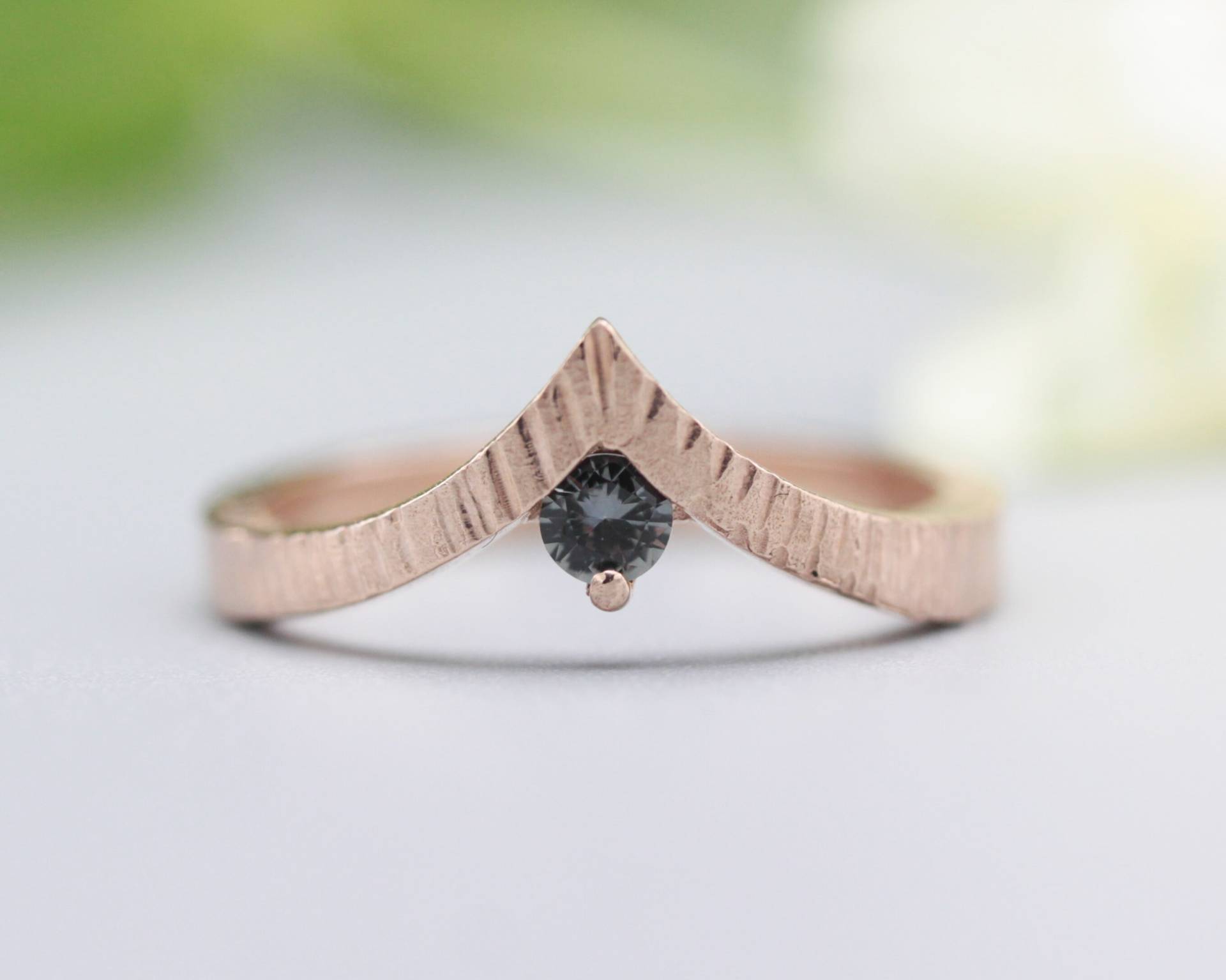 Multi Grey Saphir Ring 14K Roségold Krone Design Mit Line Texture Band von MetalStudioJewelry