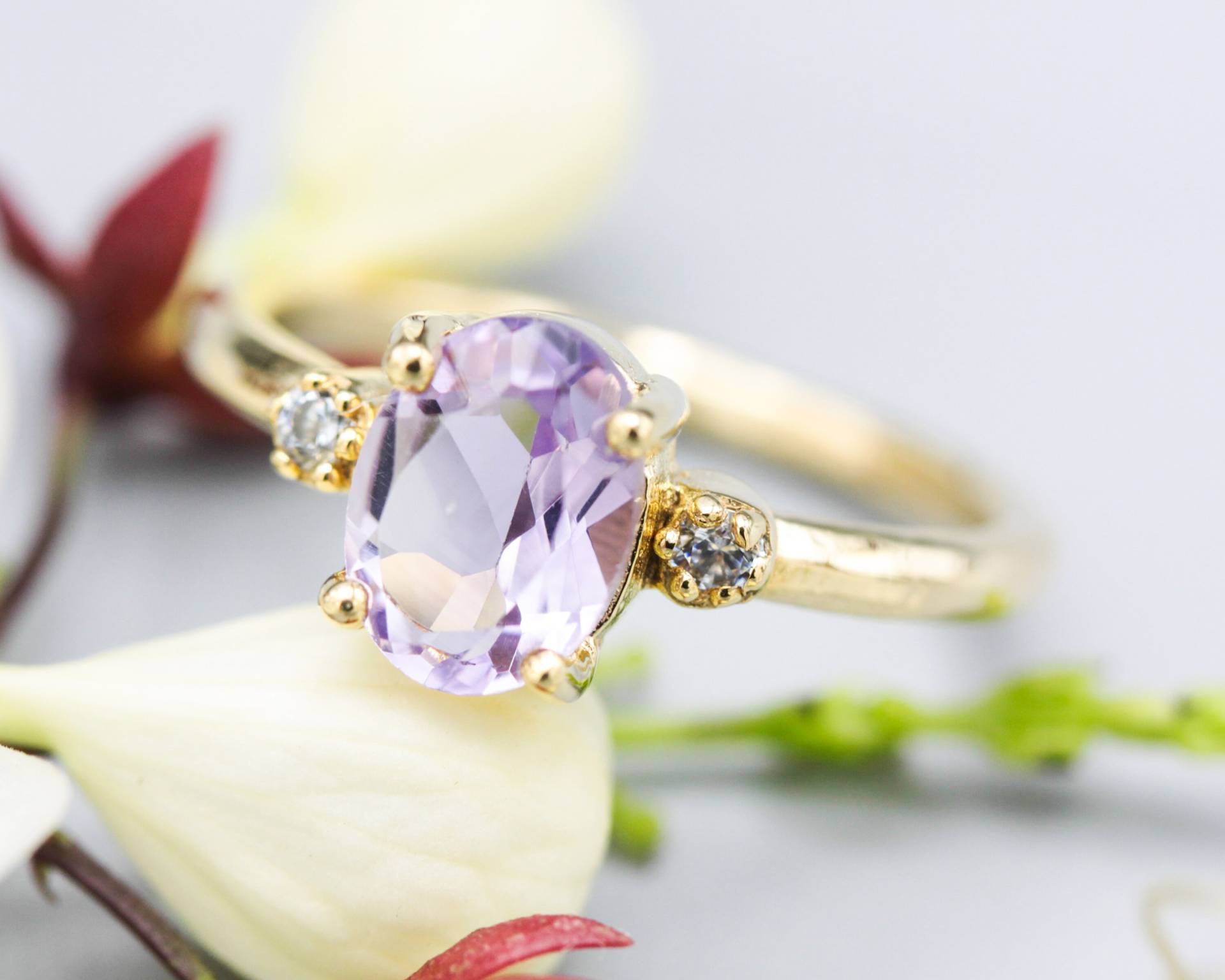 Ovaler Facettierter Amethystring Mit Winzigen Runden Diamanten Seitlich Gesetzten Edelsteinen in Krappenfassung 14K Gold Halbrundem Band von MetalStudioJewelry