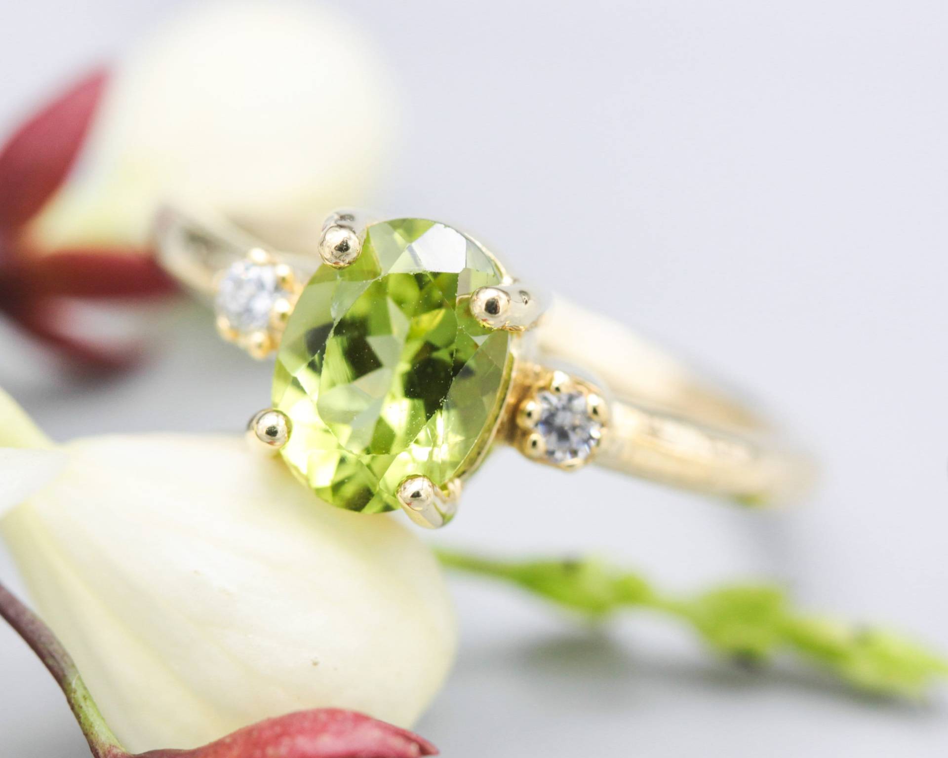 Ovaler Facettierter Peridotring Mit Kleinen Runden Diamanten Seitlich Gesetzt Edelsteine in Krappenfassung 14K Gold Halbrundes Band von MetalStudioJewelry