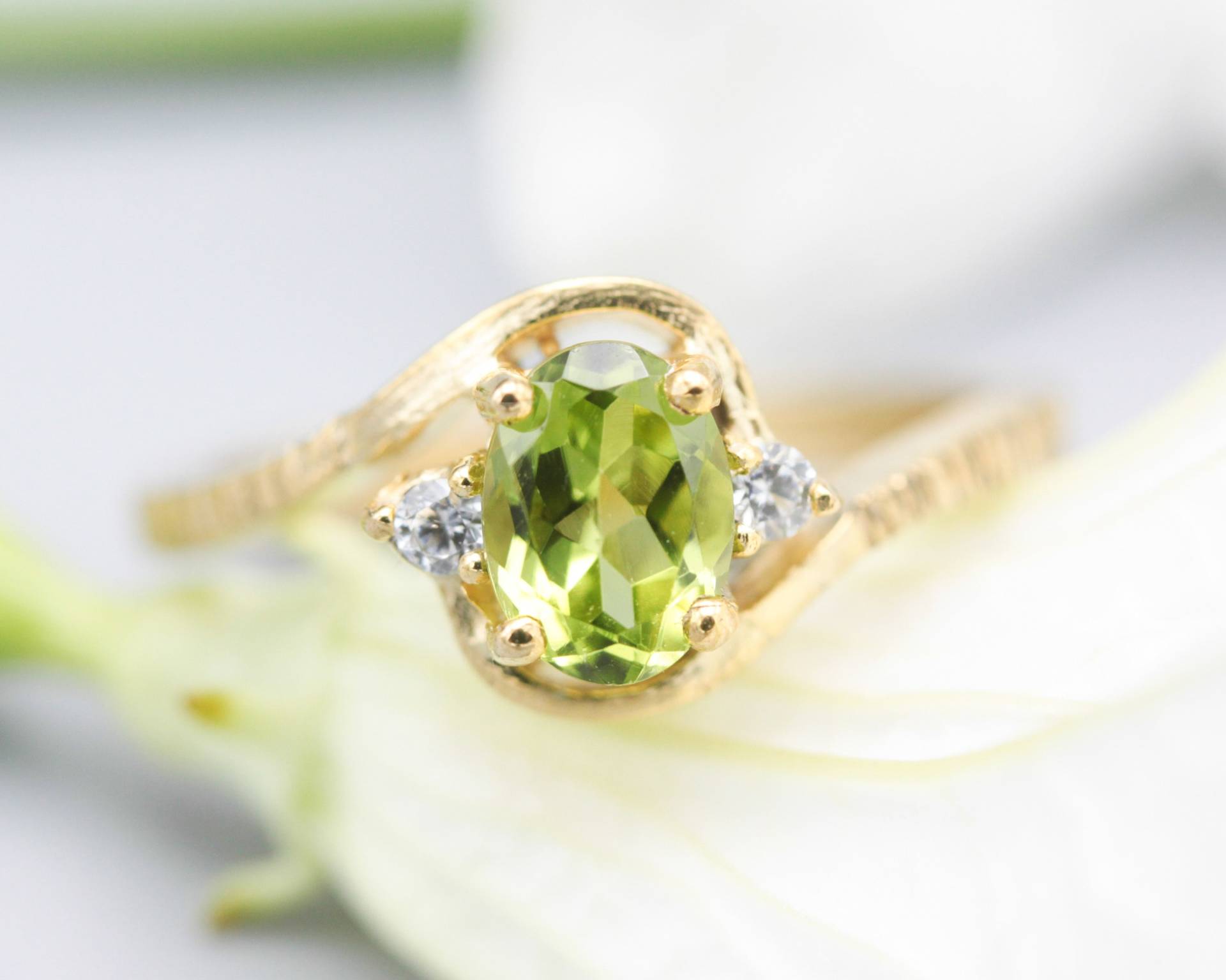 Ovaler Peridotring Mit Seitlich Gesetzten Diamanten Und 14K Gold-Band Linienmuster von MetalStudioJewelry