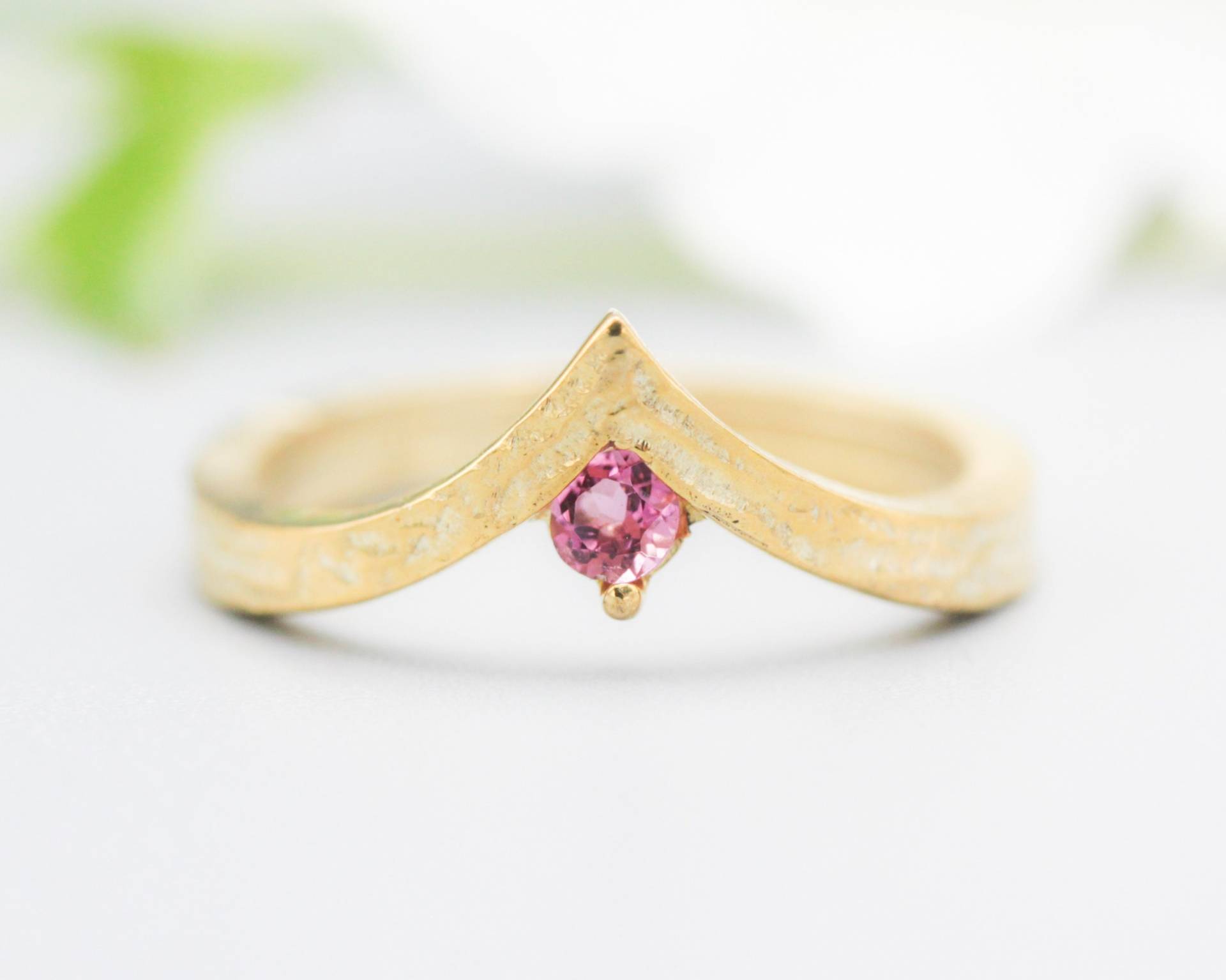 Rosa Turmalin Ring 585Er Gold Kronendesign Mit Holzstrukturband von MetalStudioJewelry