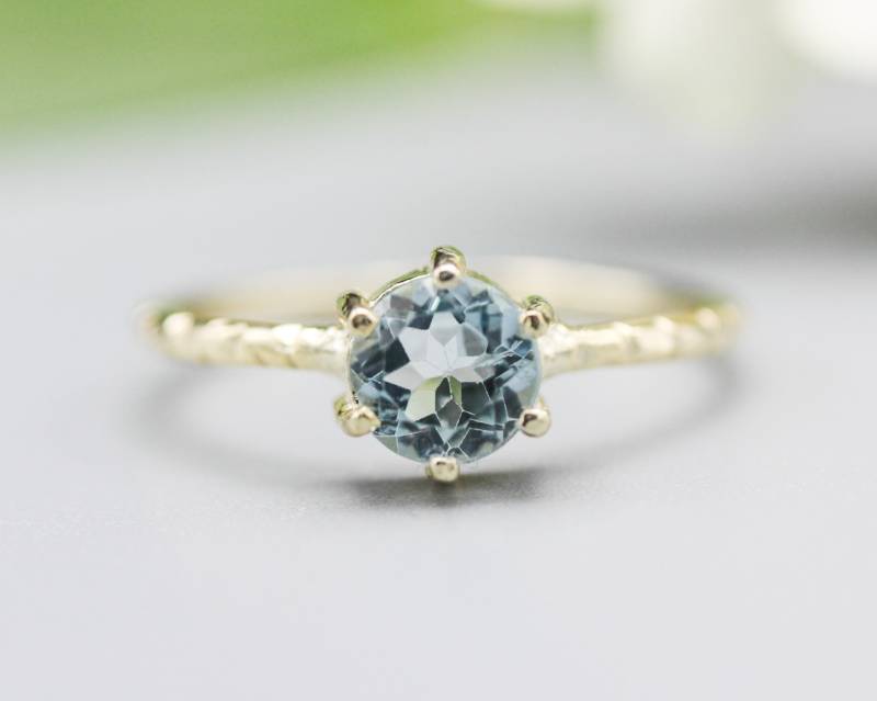 Runder Facettierter Blautopas Ring in Krappenfassung Mit 14K Goldtextur Design Band von MetalStudioJewelry