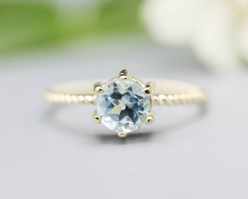 Runder Facettierter Blautopas Ring in Krappenfassung Mit 14K Gold Twist Band von MetalStudioJewelry