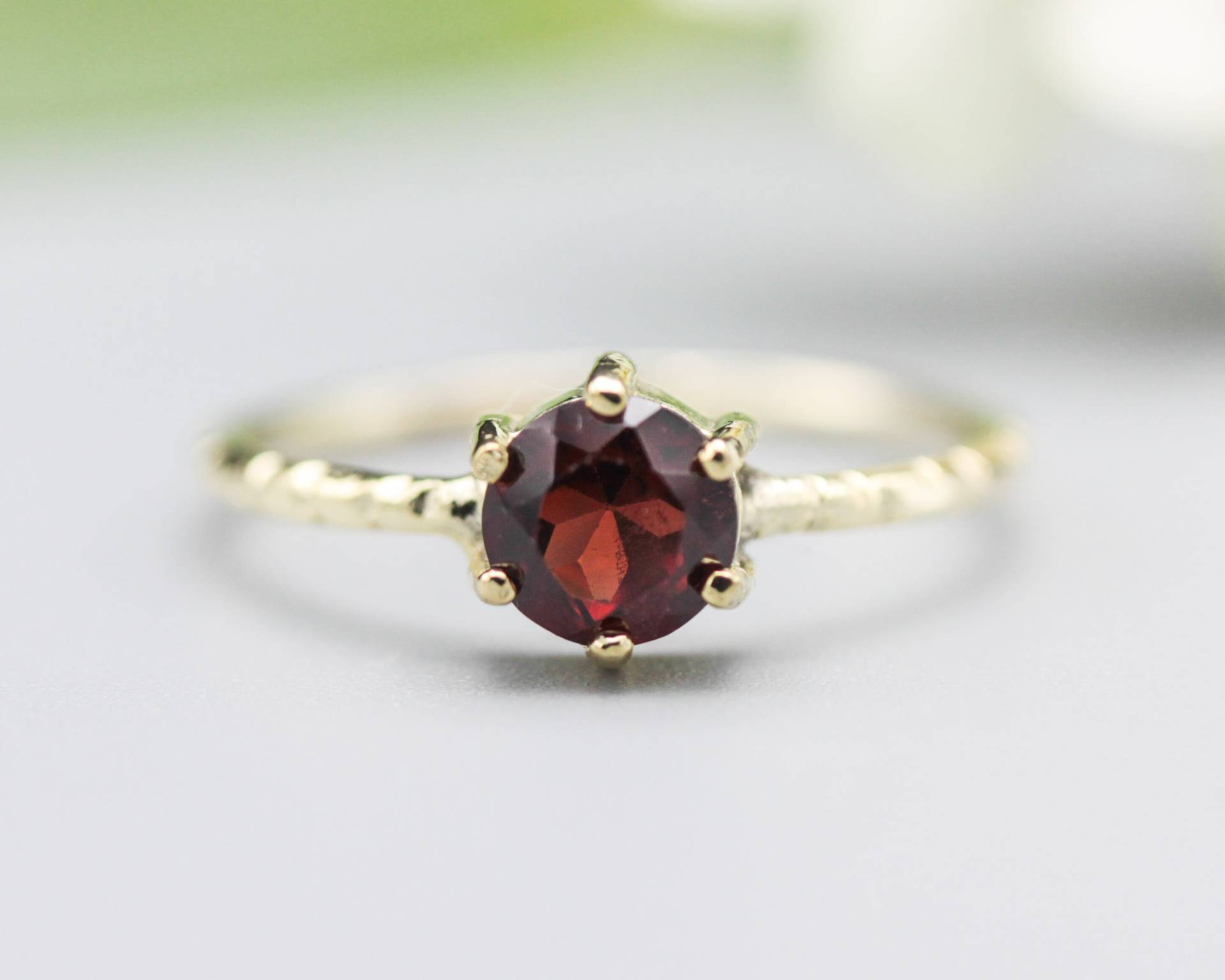Runder Facettierter Granat Ring in Krappenfassung Mit 14K Goldtextur Design Band von MetalStudioJewelry