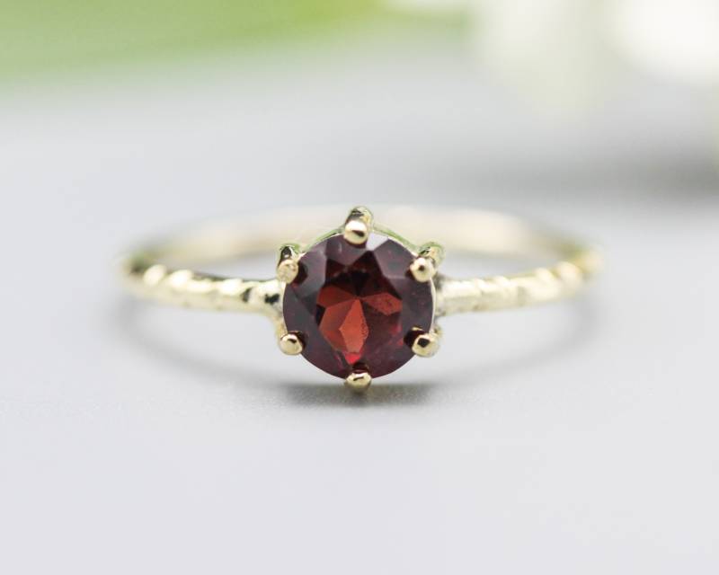Runder Facettierter Granat Ring in Krappenfassung Mit 14K Goldtextur Design Band von MetalStudioJewelry