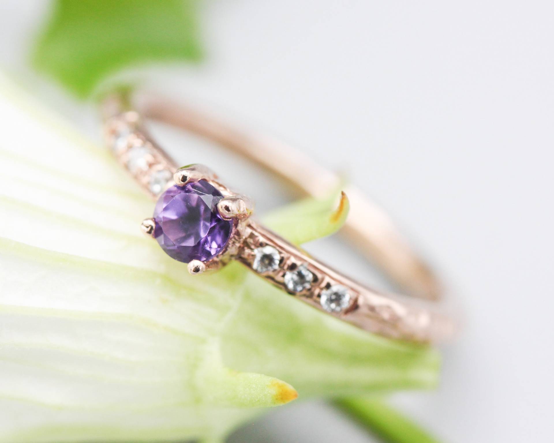 Runder Facettierter Amethyst Ring in Krappenfassung Mit Winzigen Diamanten Auf 14K Rose Gold Hammerschlag Textur Design Band von MetalStudioJewelry