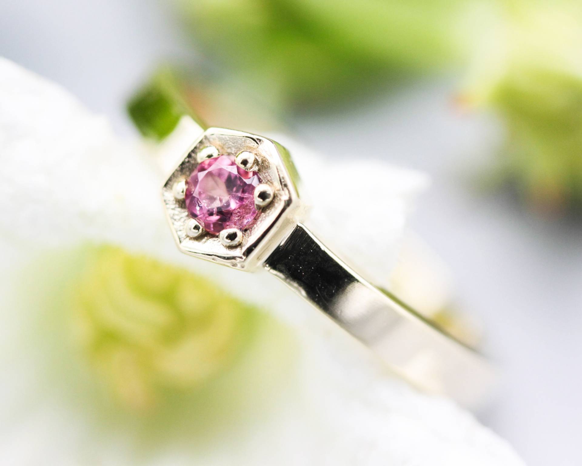 Runder Pink Turmalin Ring in Pave Fassung Mit 14K Gold Hochglanzpoliertem Flachband von MetalStudioJewelry