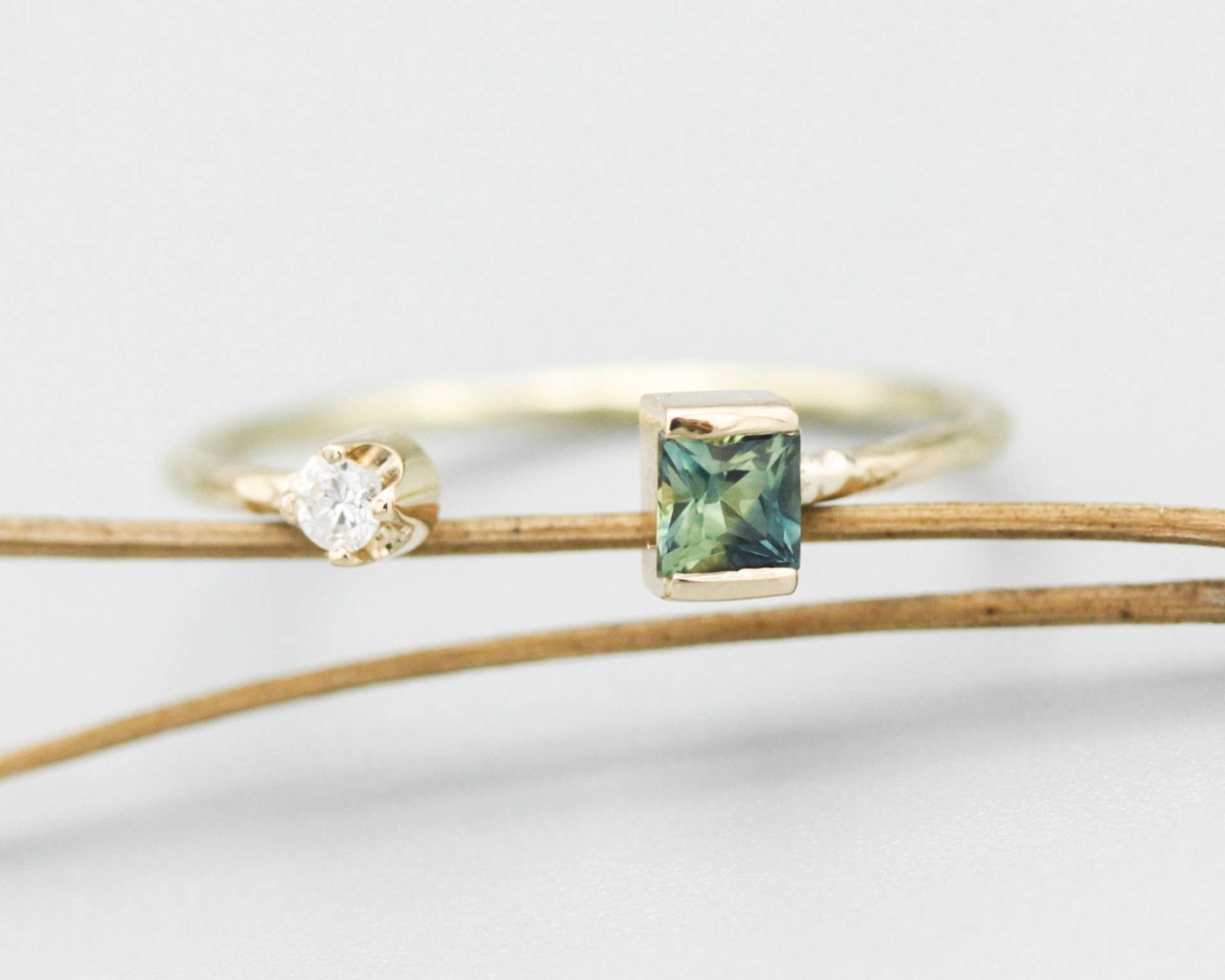 Seltener Multi Grüner Saphir Und Diamant Ring in Zargenfassung Mit 14K Goldtexturband von MetalStudioJewelry