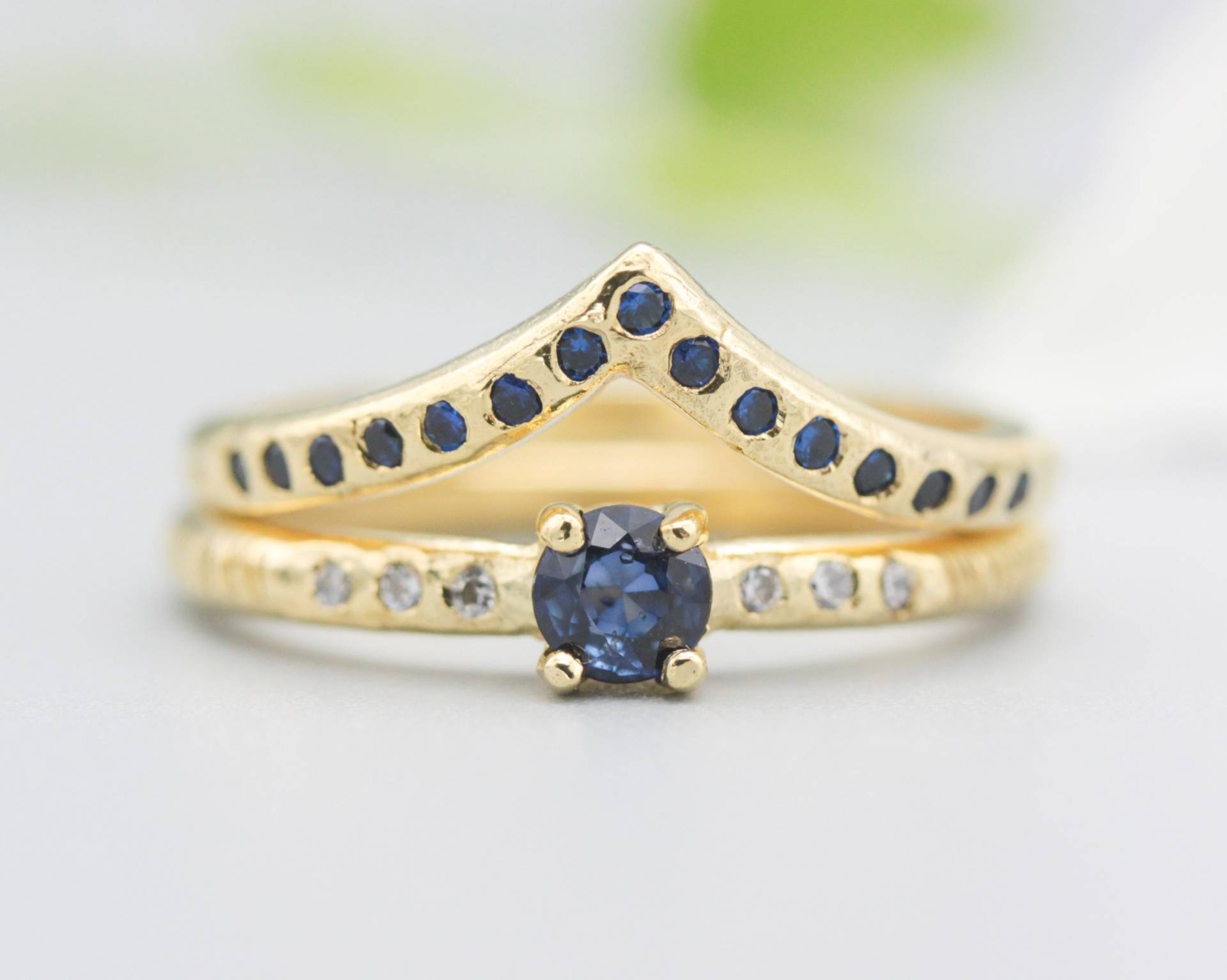 Runder Facettierter Blauer Saphirring Und Diamanten Auf 14K Goldband, Besetzt Mit Goldbandring Winzigem 15 Blauem Saphir in Der Mitte von MetalStudioJewelry