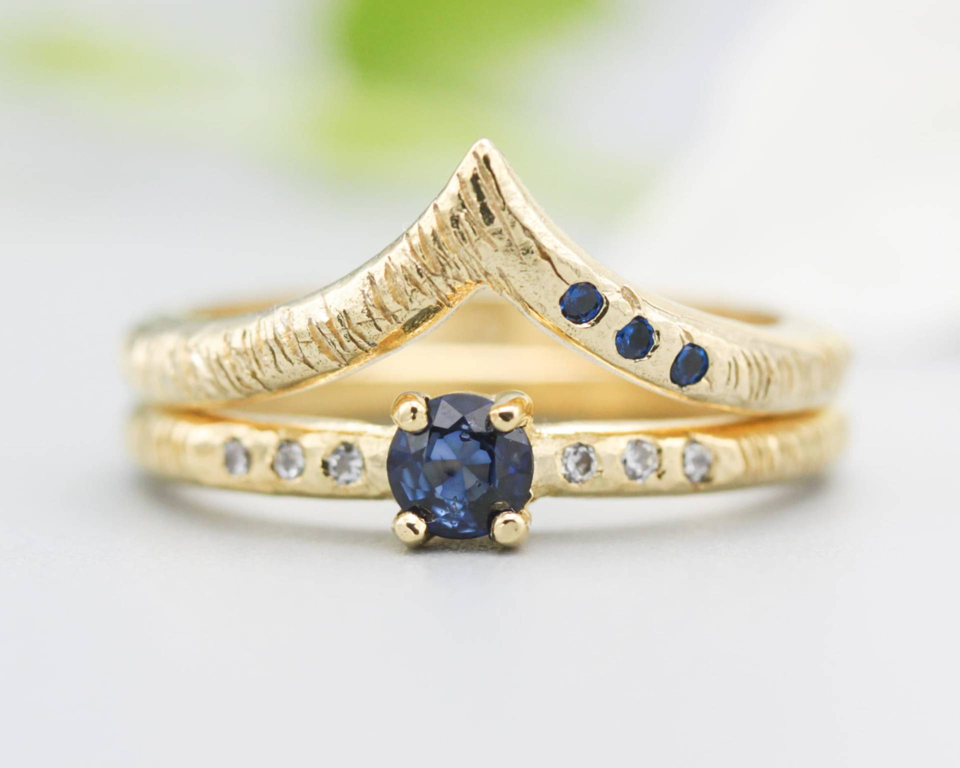 Runder Facettierter Blauer Saphirring Und Diamanten Auf 14K Goldband Mit Goldbandring Winzigen 3 Blauen Saphiren An Der Seite von MetalStudioJewelry